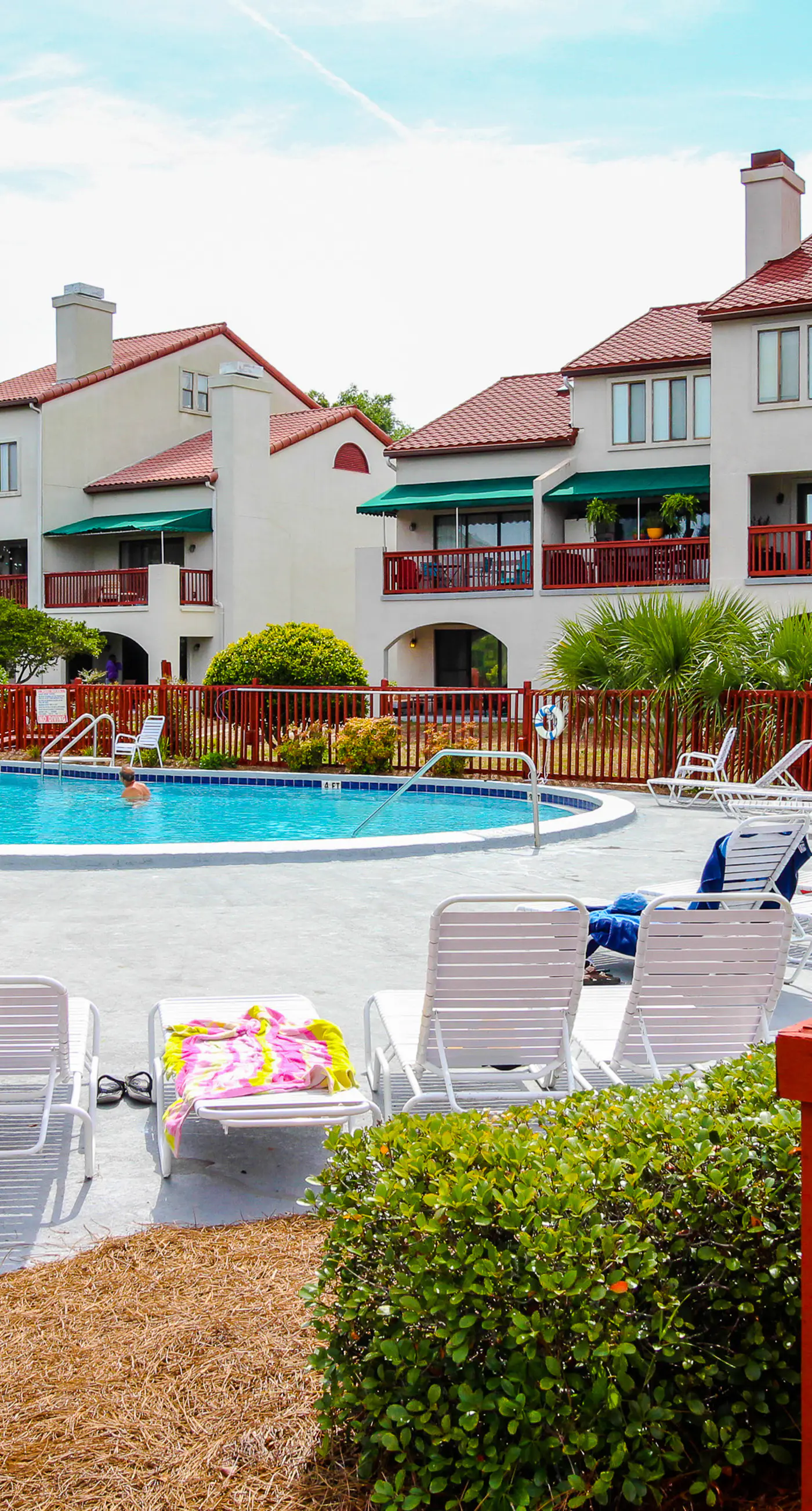 Water-view studio with pool, central AC, tennis & sauna