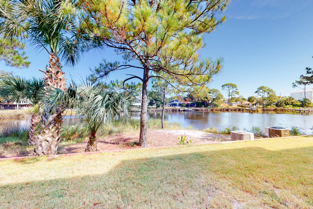 Condo close to the beach with pools, dock & tennis - snowbird-friendly