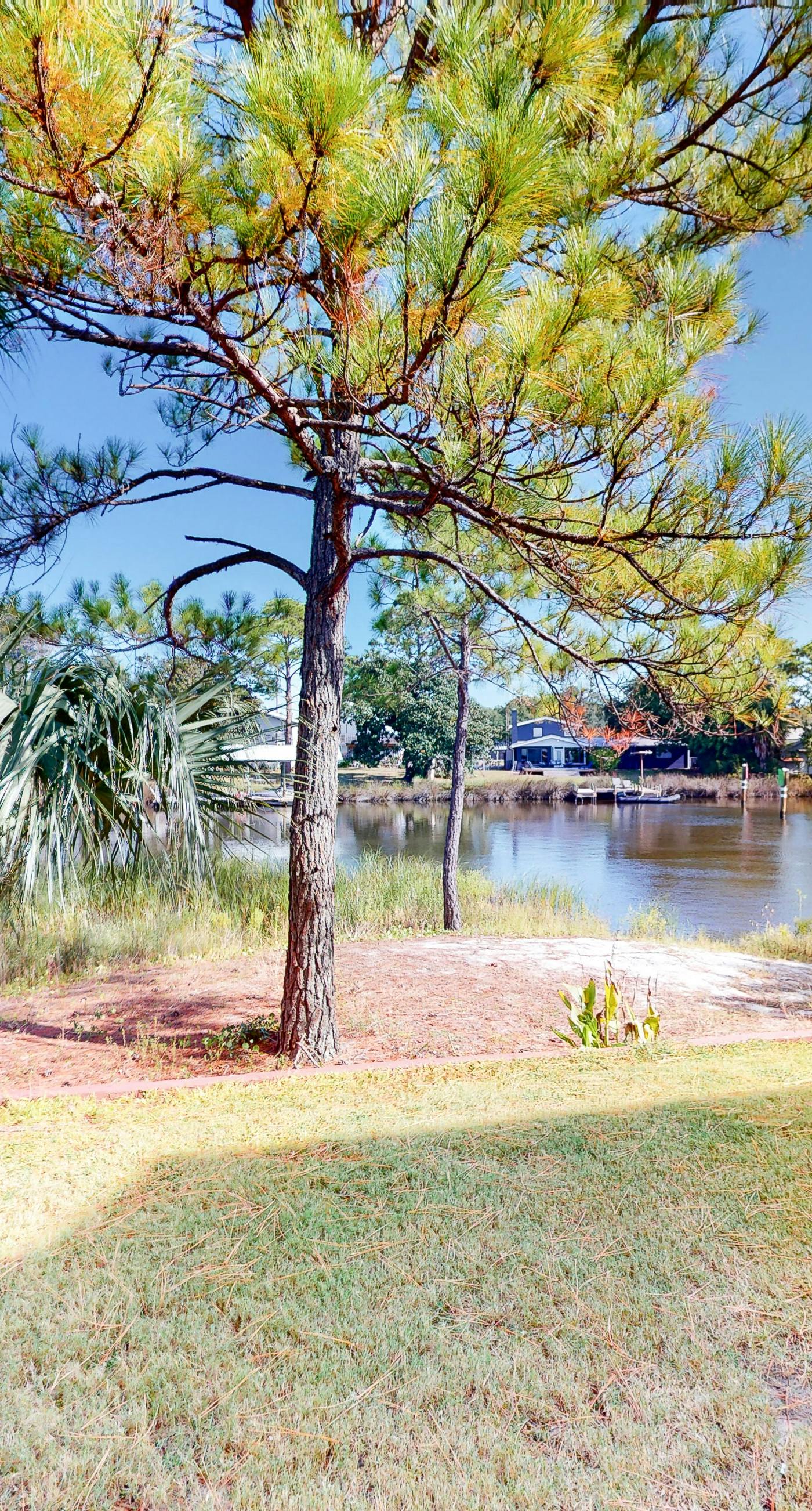 Condo close to the beach with pools, dock & tennis - snowbird-friendly