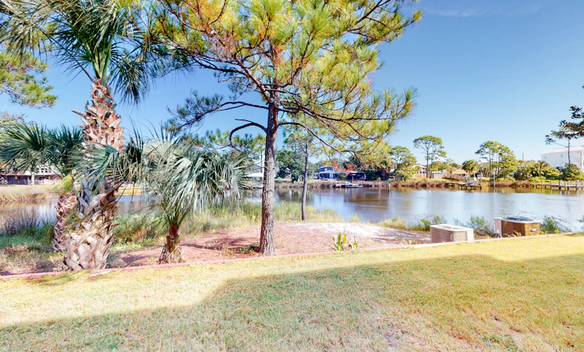 Condo close to the beach with pools, dock & tennis - snowbird-friendly