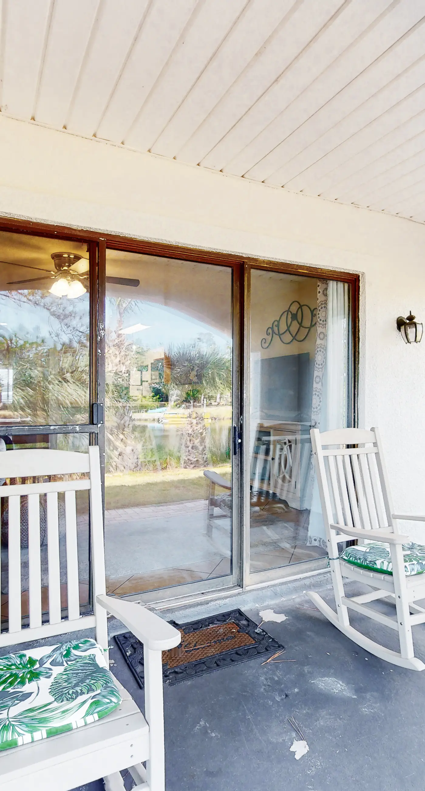 Condo close to the beach with pools, dock & tennis - snowbird-friendly