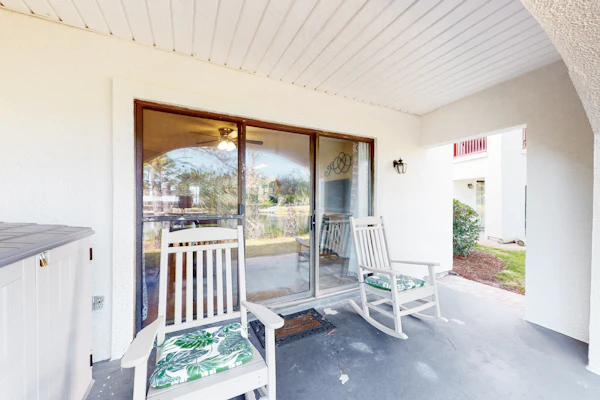 Condo close to the beach with pools, dock & tennis - snowbird-friendly