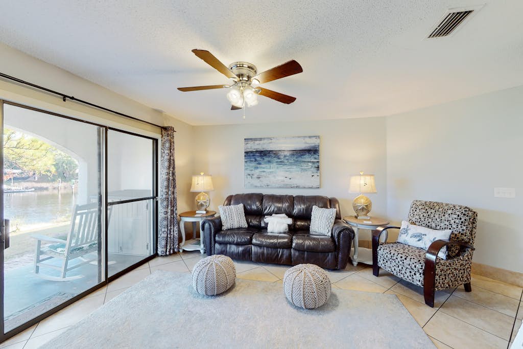 Condo close to the beach with pools, dock & tennis - snowbird-friendly