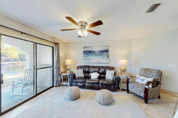 Condo close to the beach with pools, dock & tennis - snowbird-friendly