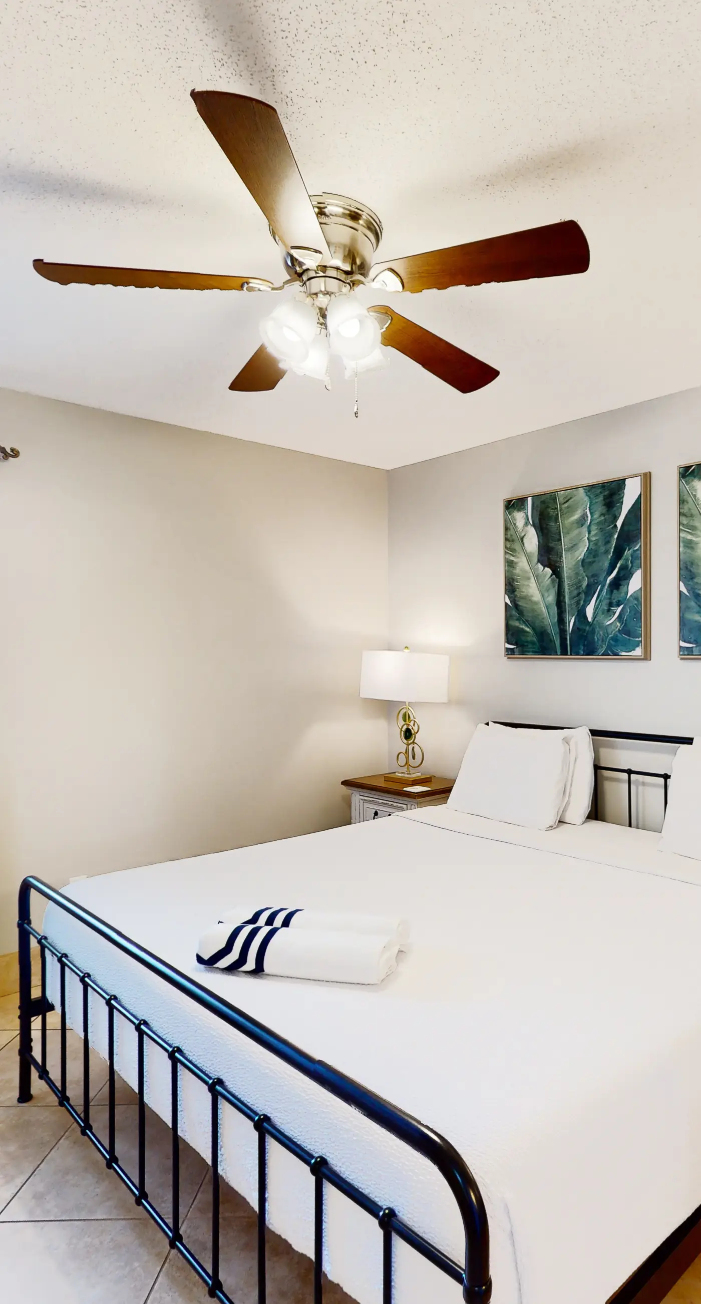 Condo close to the beach with pools, dock & tennis - snowbird-friendly