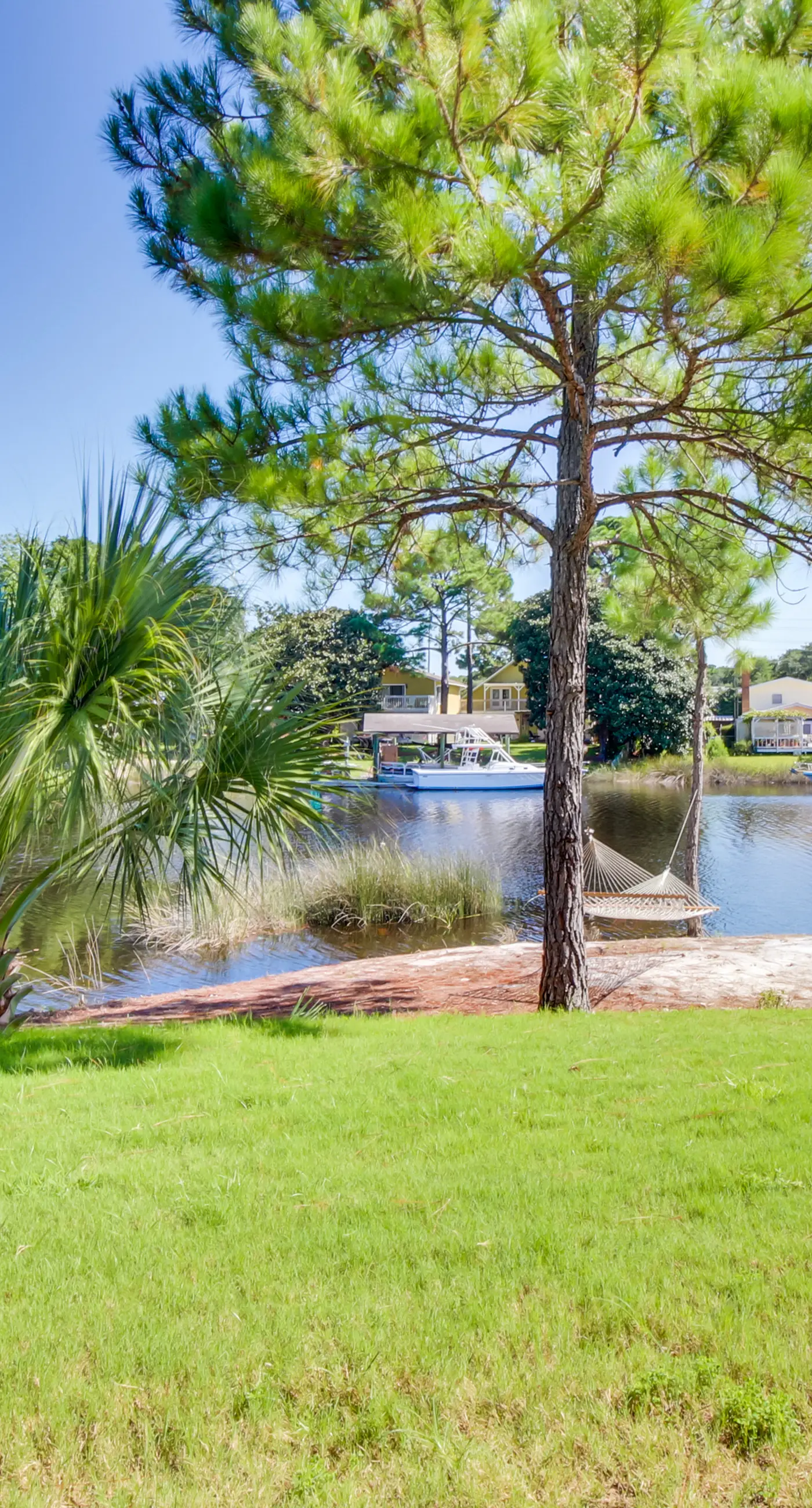Condo close to the beach with pools, dock & tennis - snowbird-friendly