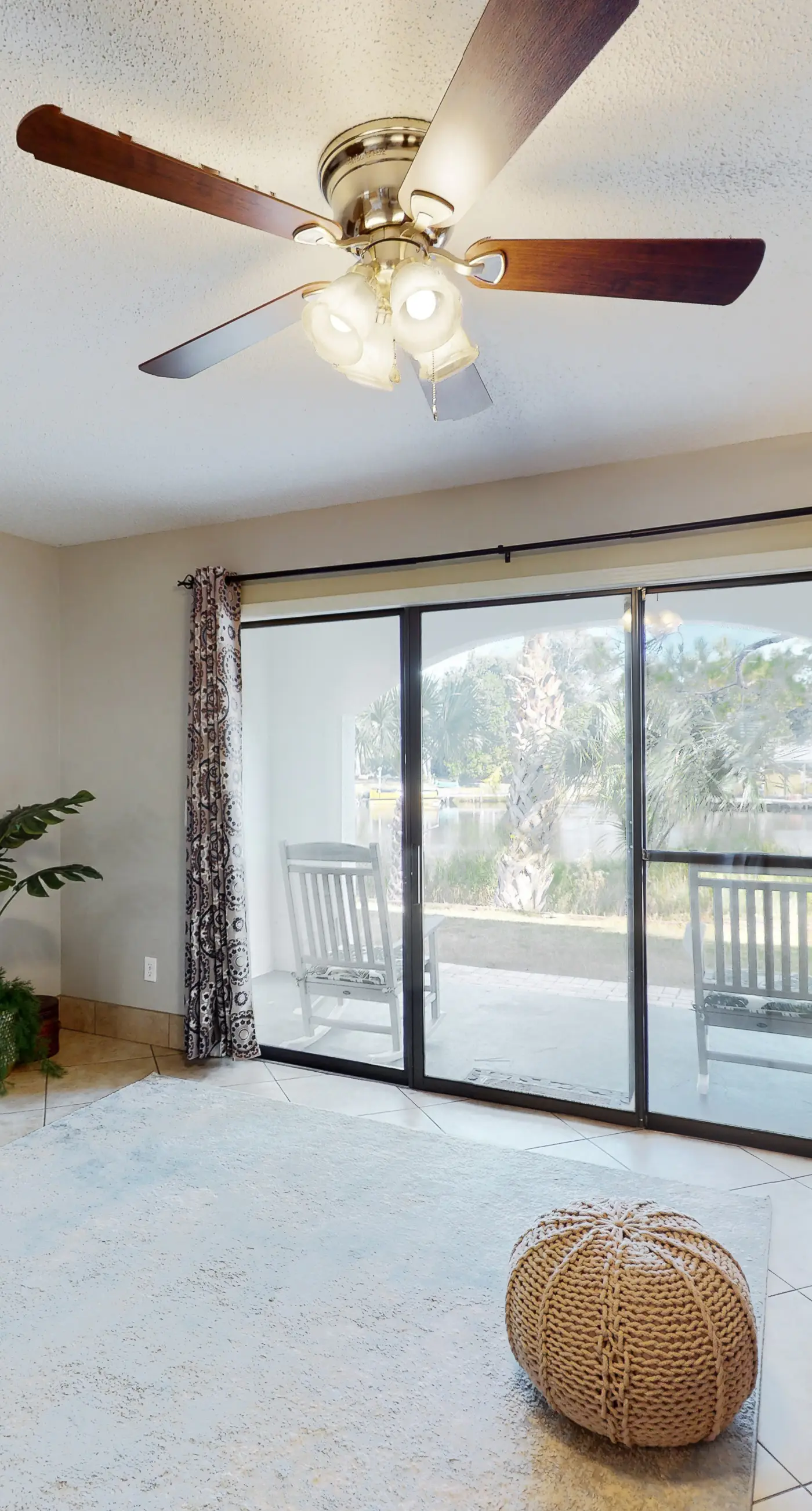 Condo close to the beach with pools, dock & tennis - snowbird-friendly
