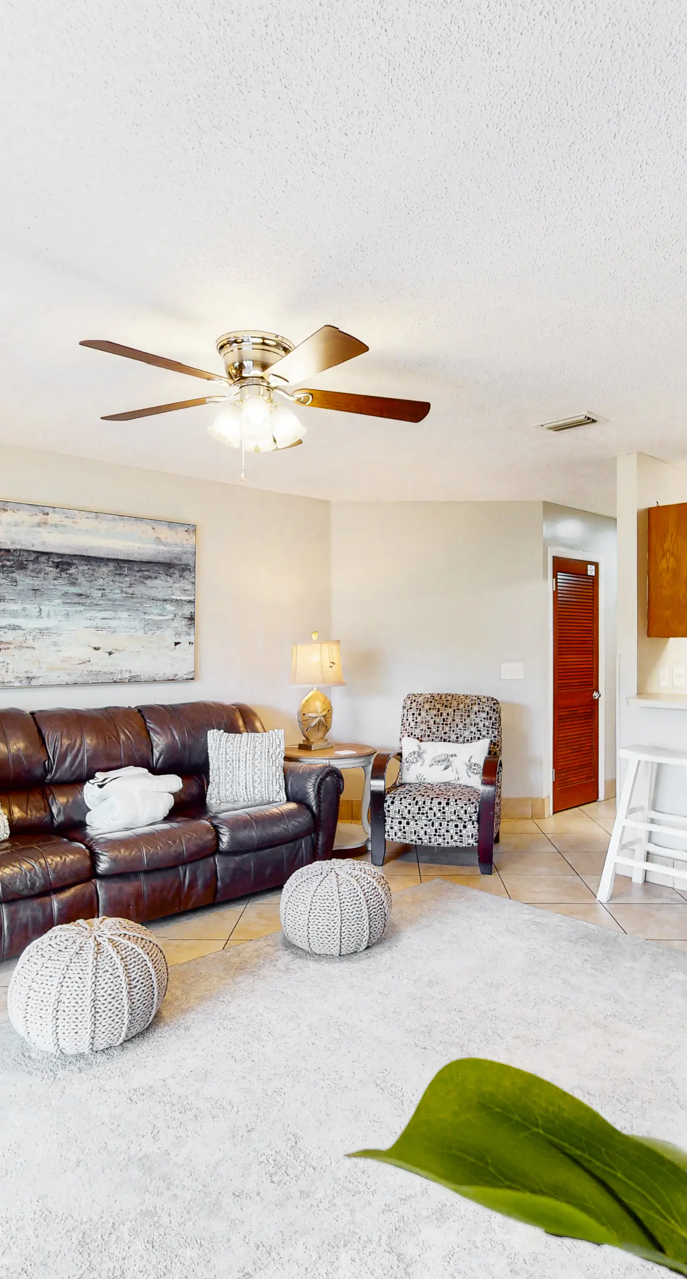 Condo close to the beach with pools, dock & tennis - snowbird-friendly