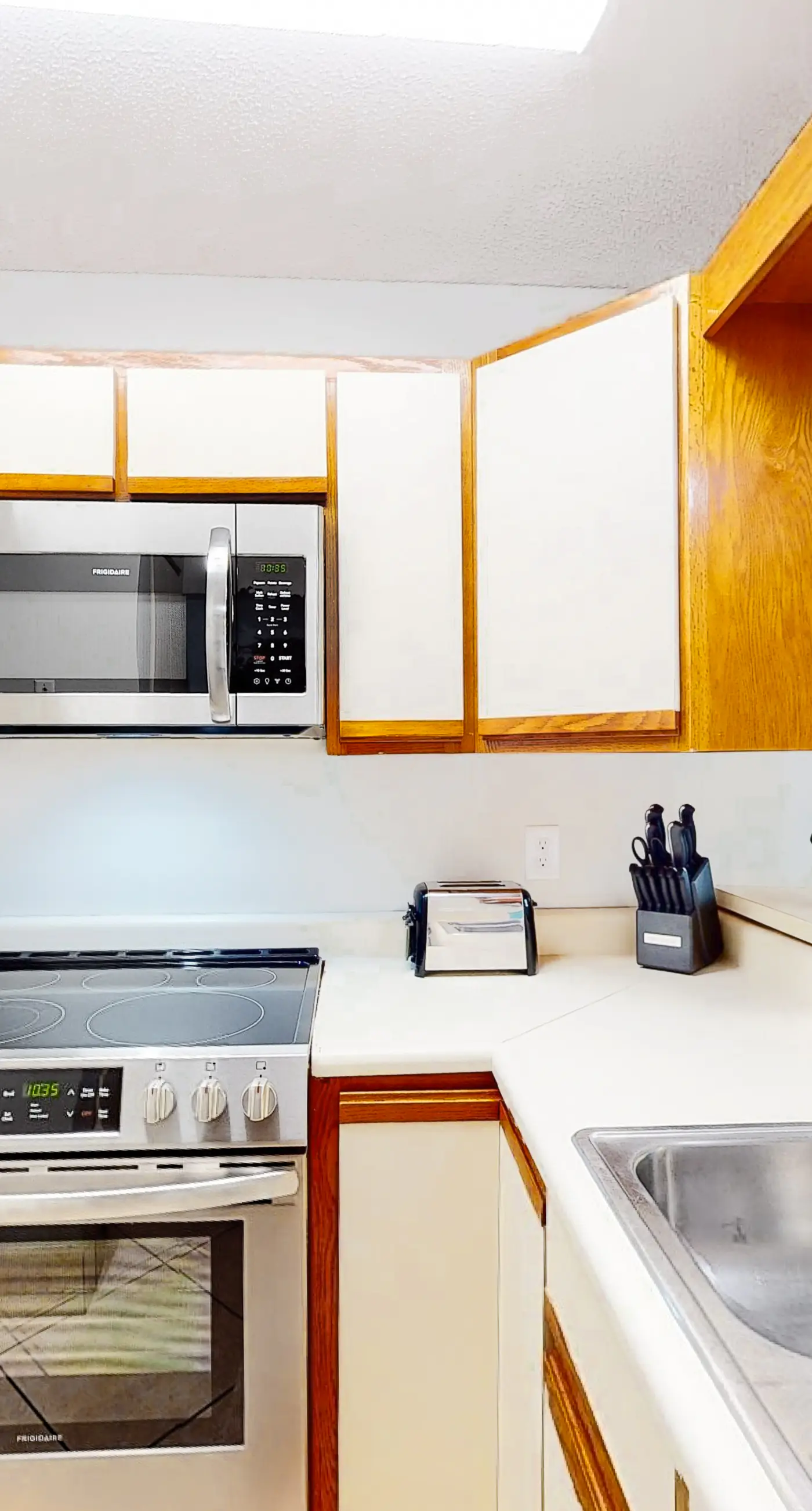Condo close to the beach with pools, dock & tennis - snowbird-friendly