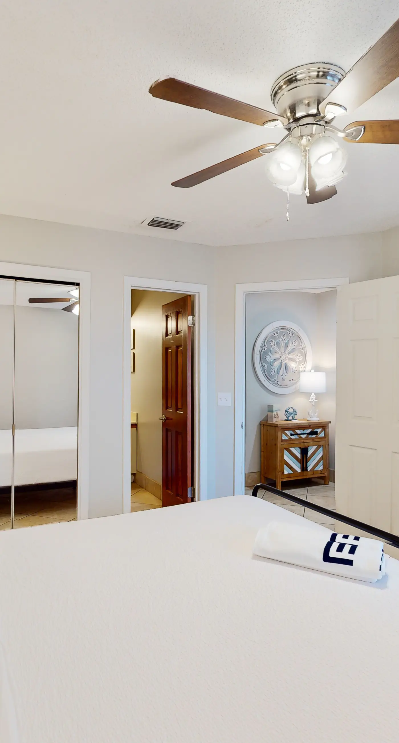 Condo close to the beach with pools, dock & tennis - snowbird-friendly