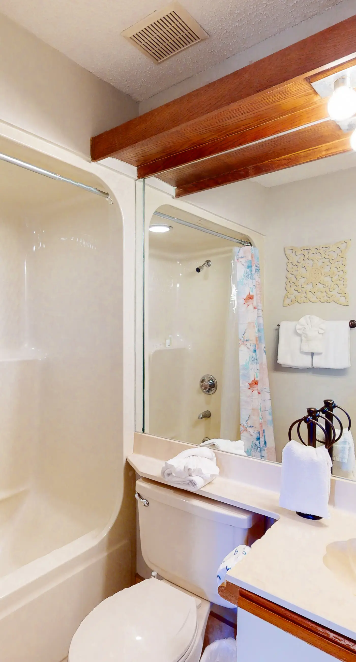 Condo close to the beach with pools, dock & tennis - snowbird-friendly