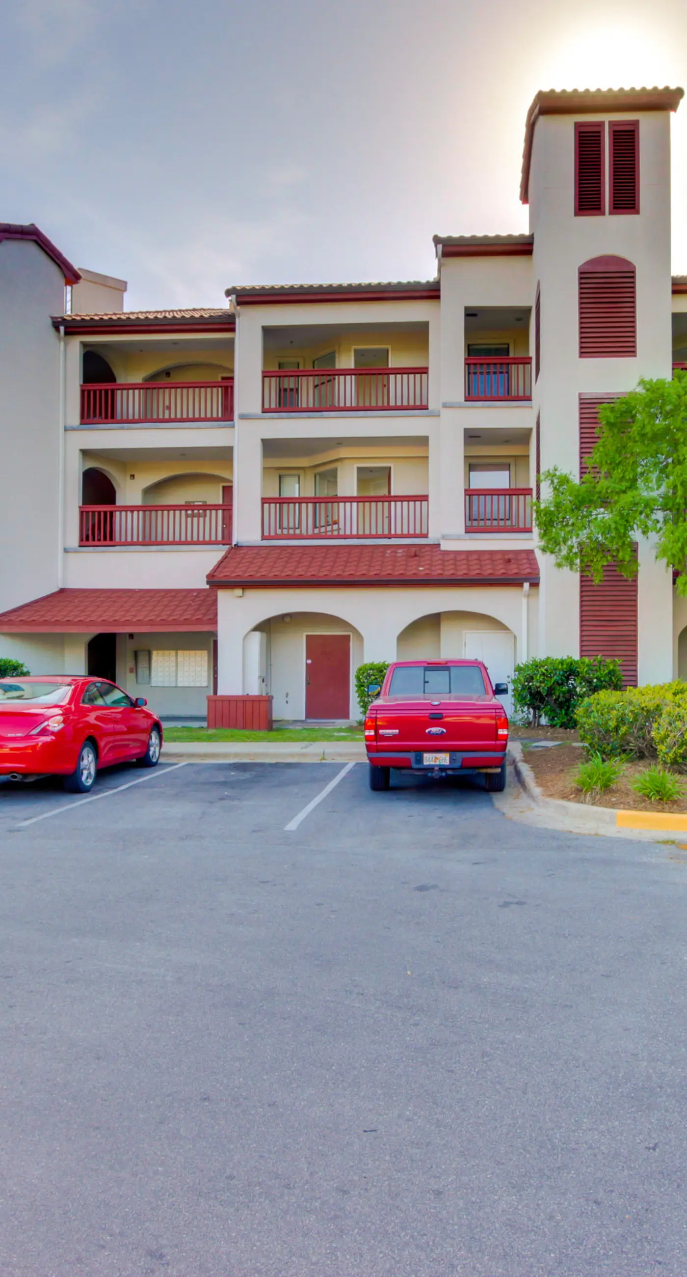 Condo close to the beach with pools, dock & tennis - snowbird-friendly