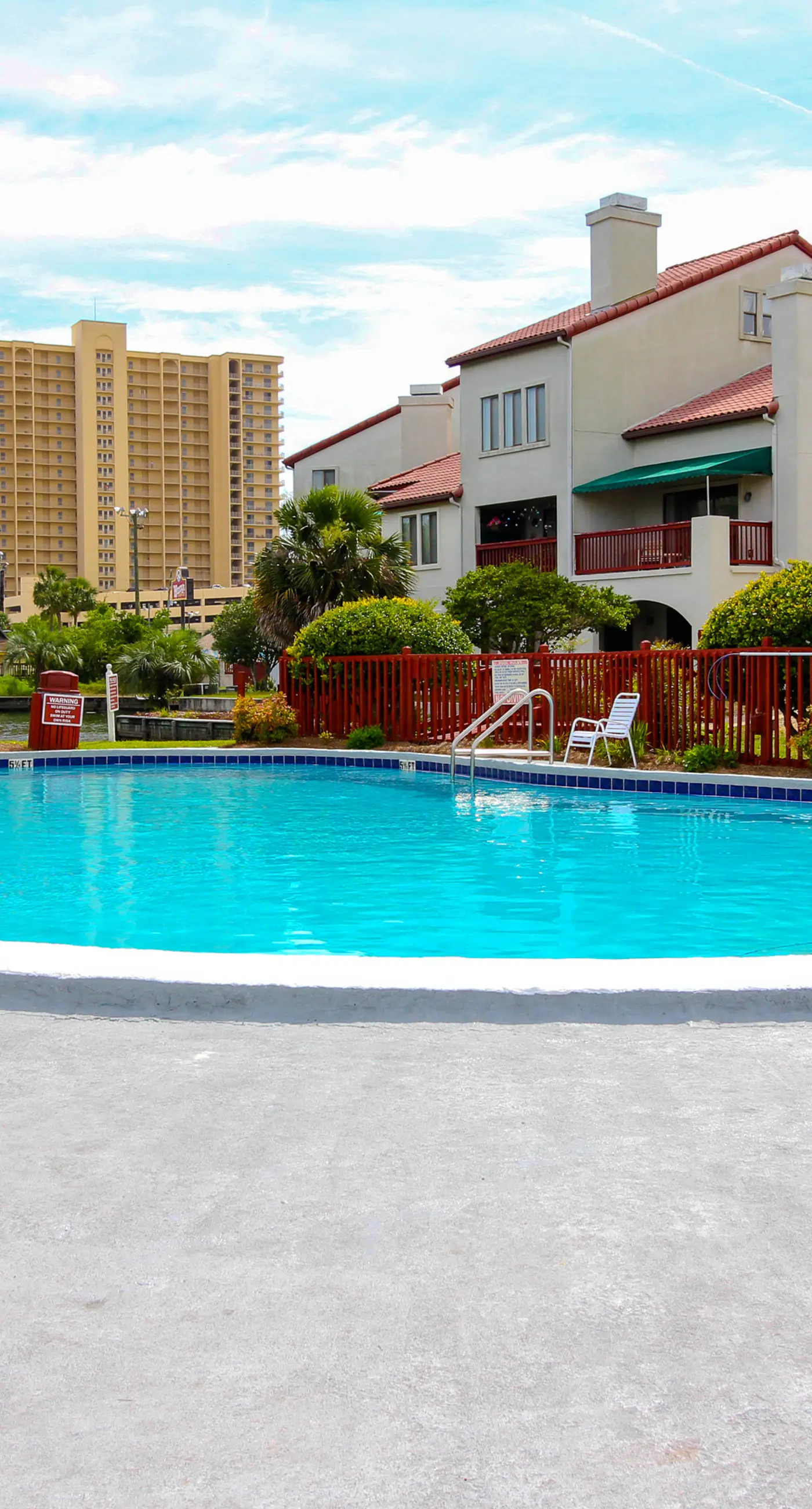 Condo close to the beach with pools, dock & tennis - snowbird-friendly