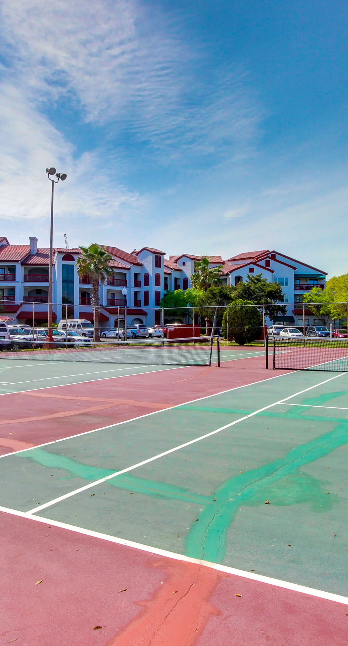 Condo close to the beach with pools, dock & tennis - snowbird-friendly