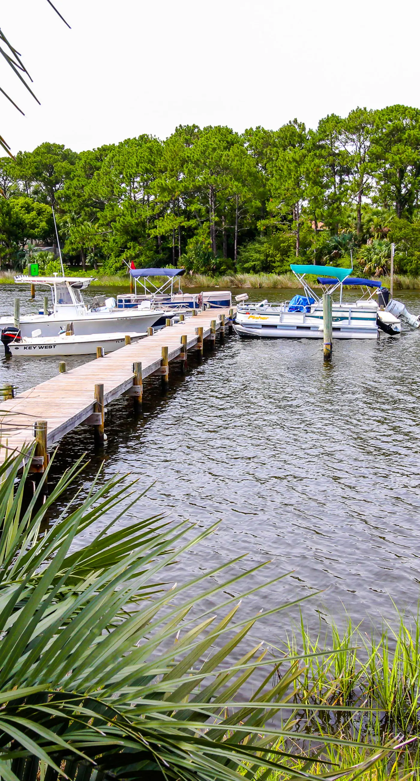 Condo close to the beach with pools, dock & tennis - snowbird-friendly