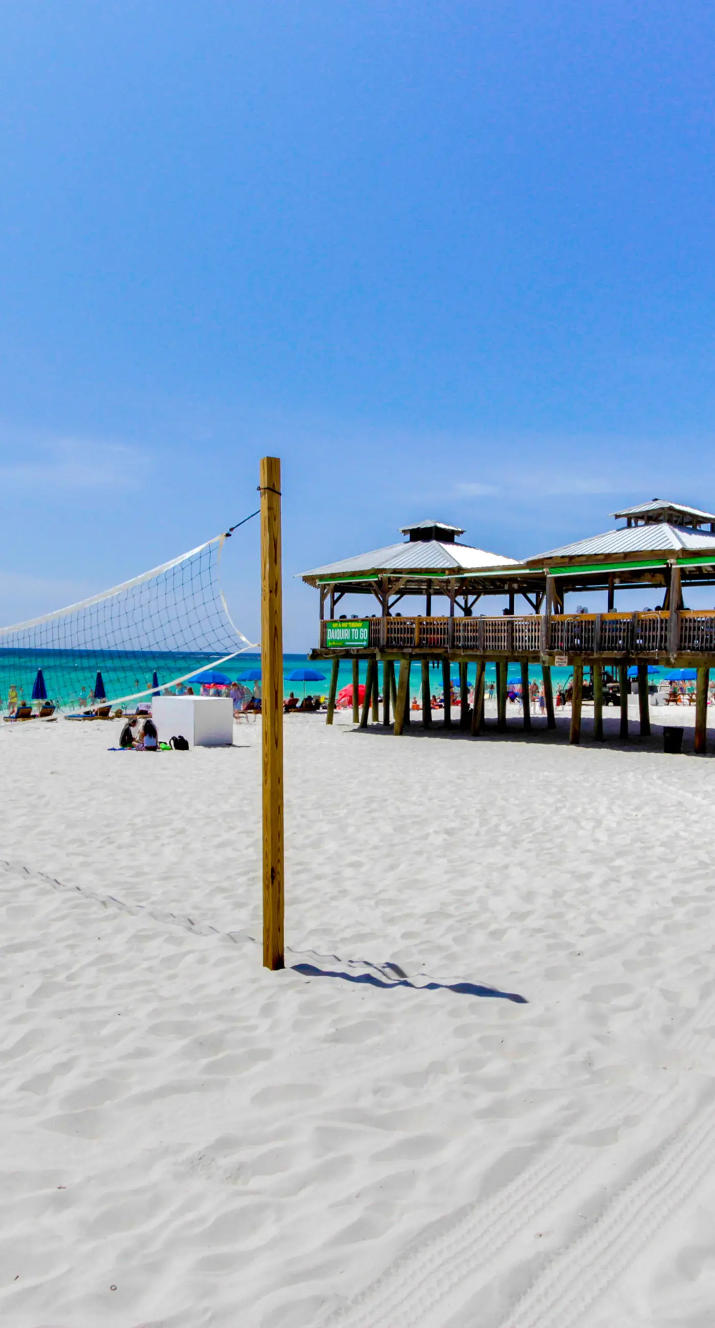 Condo close to the beach with pools, dock & tennis - snowbird-friendly