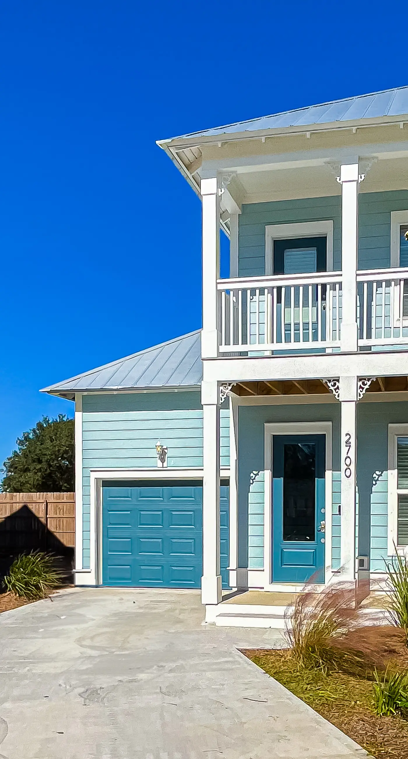 Dog-friendly home on Signal Hill Golf Course with balcony - close to the beach