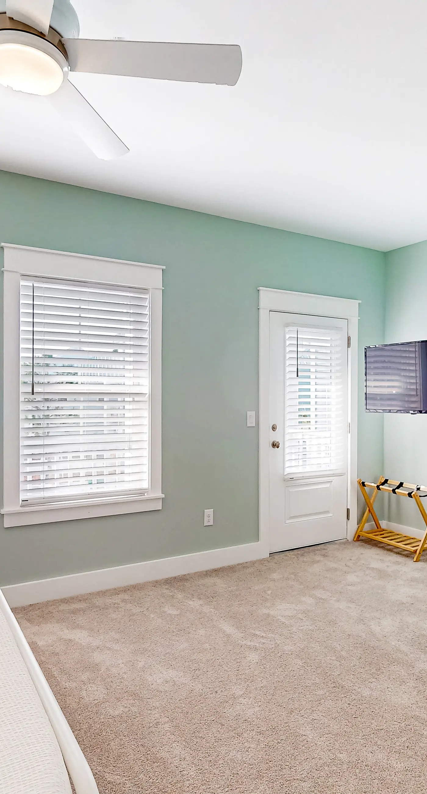 Dog-friendly home on Signal Hill Golf Course with balcony - close to the beach
