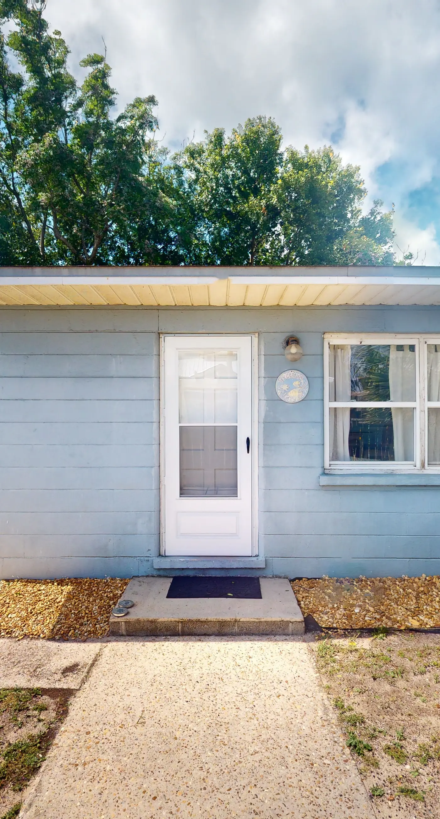 Classic dog-friendly bungalow with fenced yard, washer/dryer, full kitchen, AC