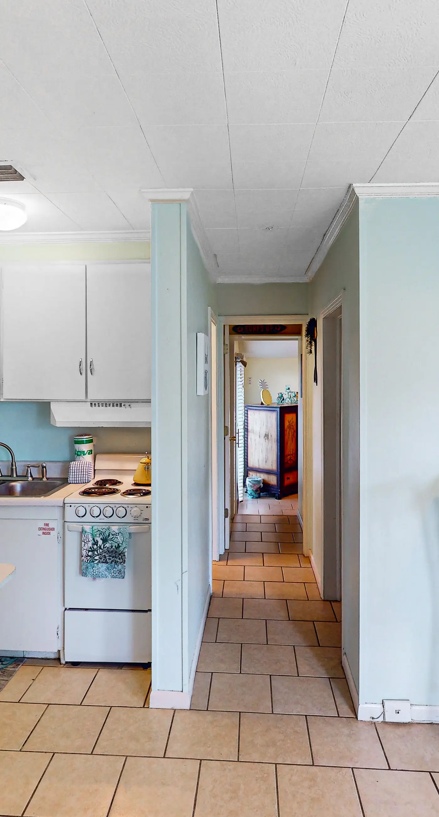 Classic dog-friendly bungalow with fenced yard, washer/dryer, full kitchen, AC
