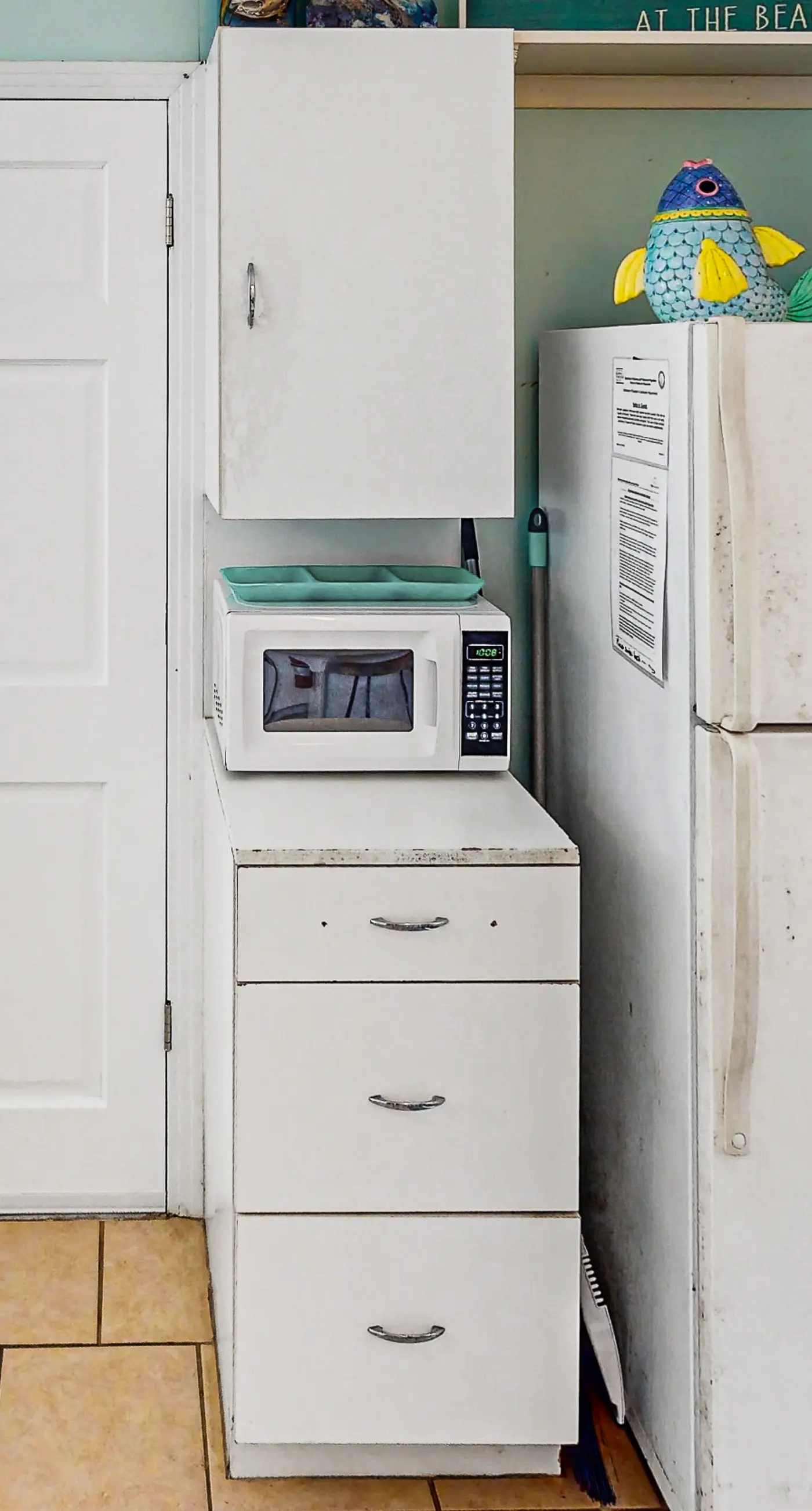 Classic dog-friendly bungalow with fenced yard, washer/dryer, full kitchen, AC