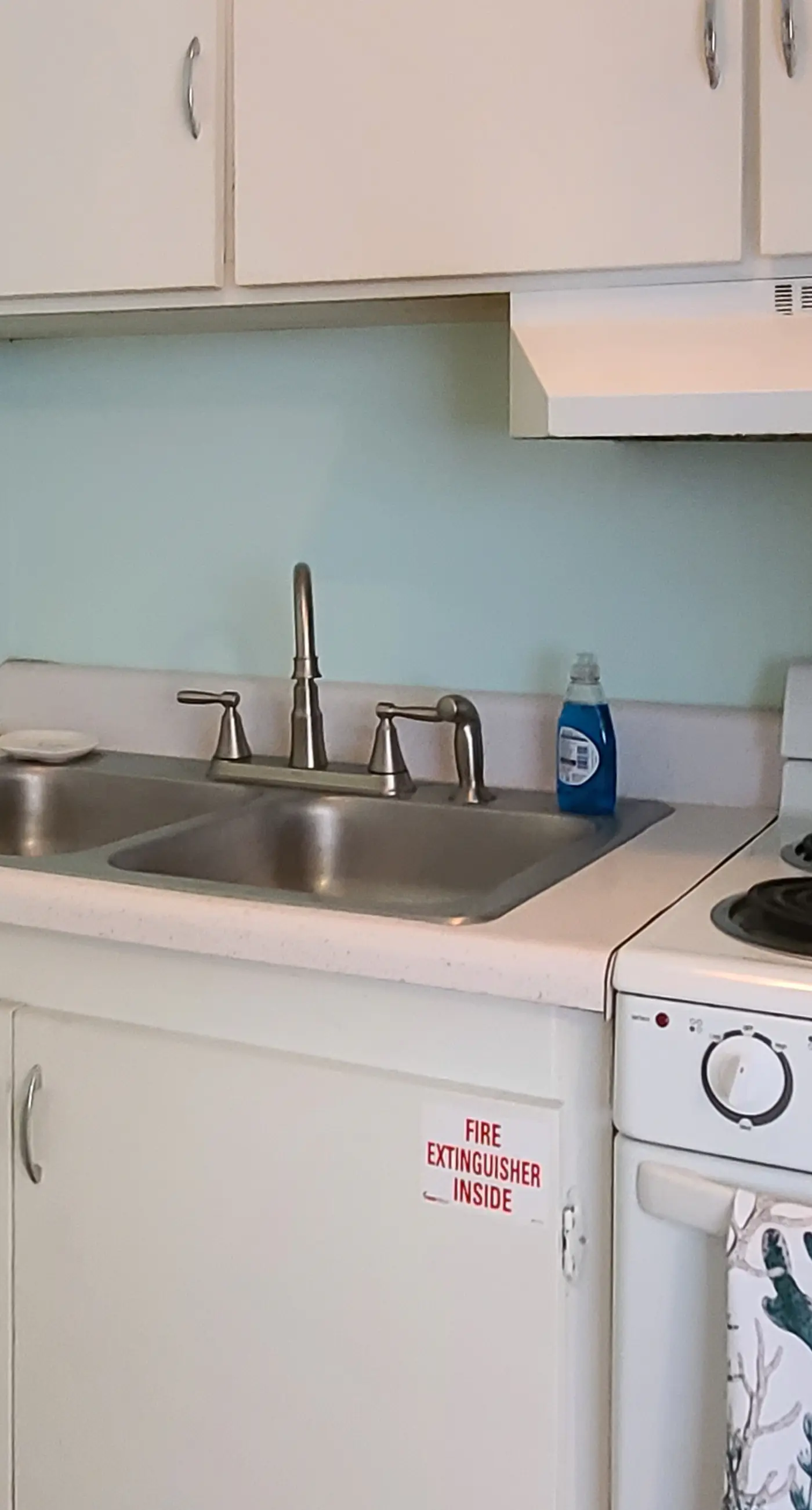 Classic dog-friendly bungalow with fenced yard, washer/dryer, full kitchen, AC