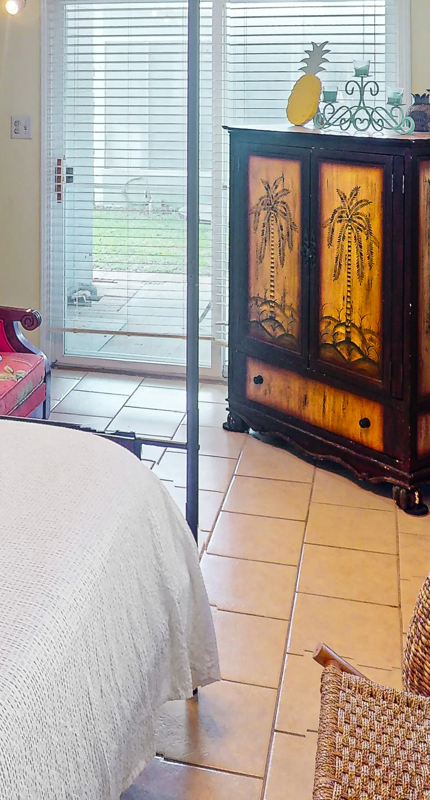 Classic dog-friendly bungalow with fenced yard, washer/dryer, full kitchen, AC