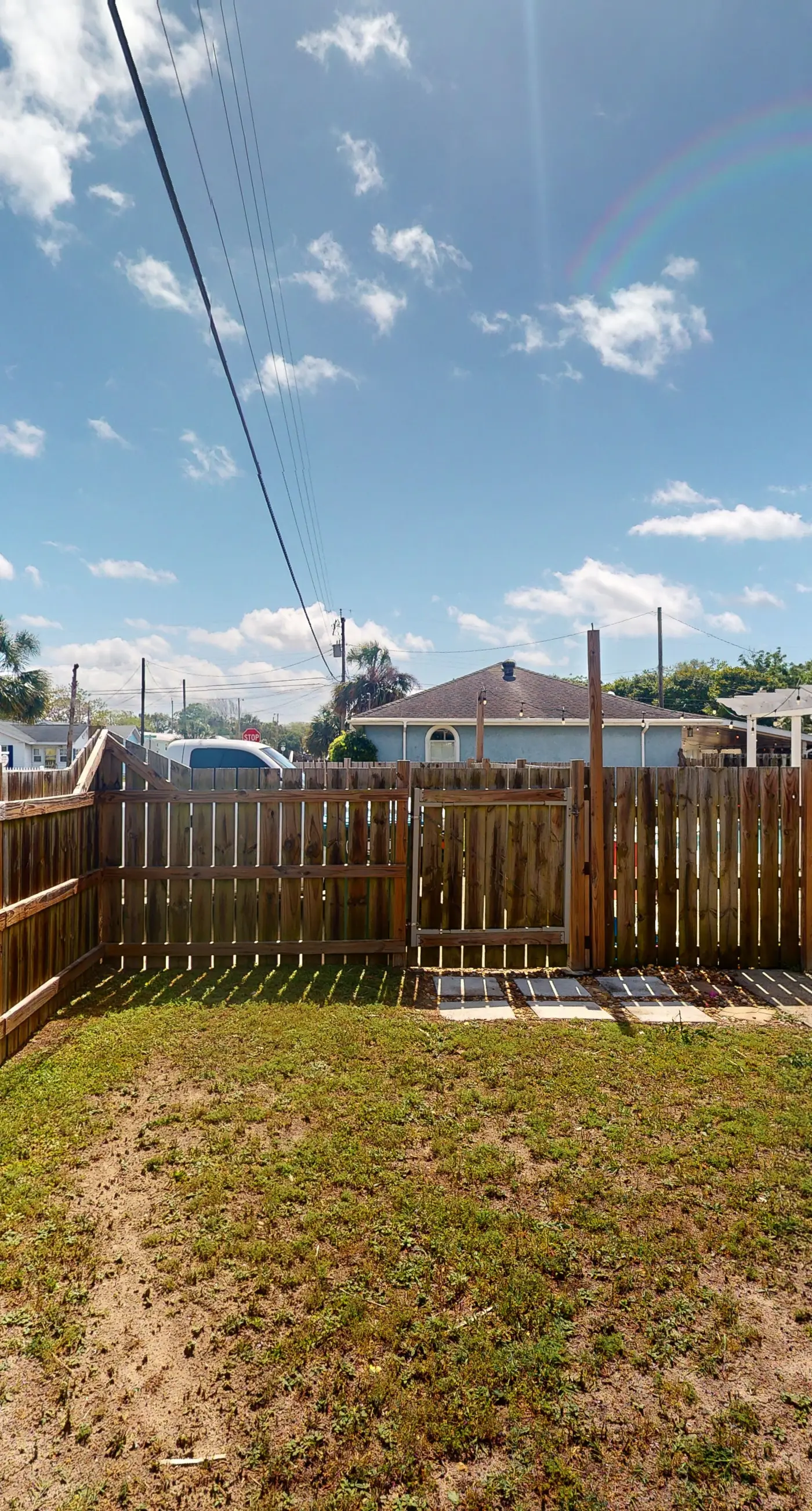 Classic dog-friendly bungalow with fenced yard, washer/dryer, full kitchen, AC