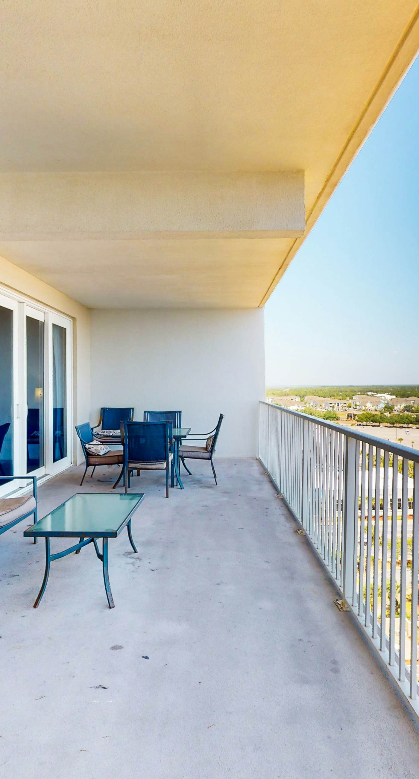 Waterfront condo with access to pools, hot tub, & putting green - balcony and AC