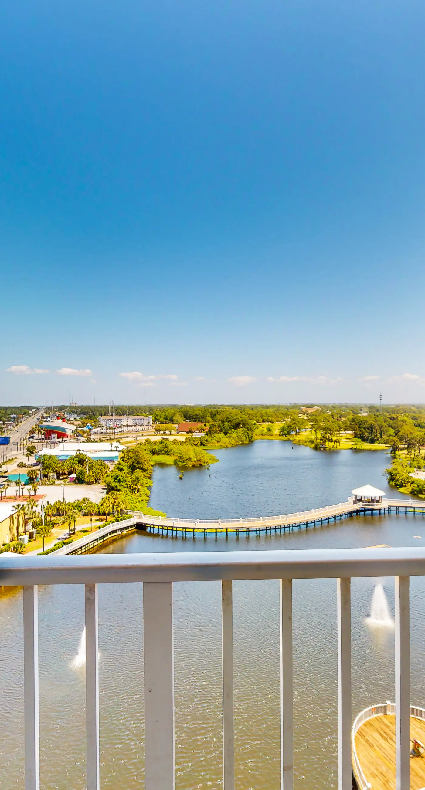 Waterfront condo with access to pools, hot tub, & putting green - balcony and AC