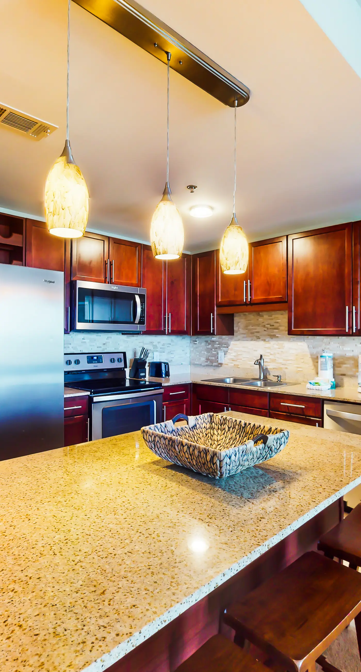 Waterfront condo with access to pools, hot tub, & putting green - balcony and AC