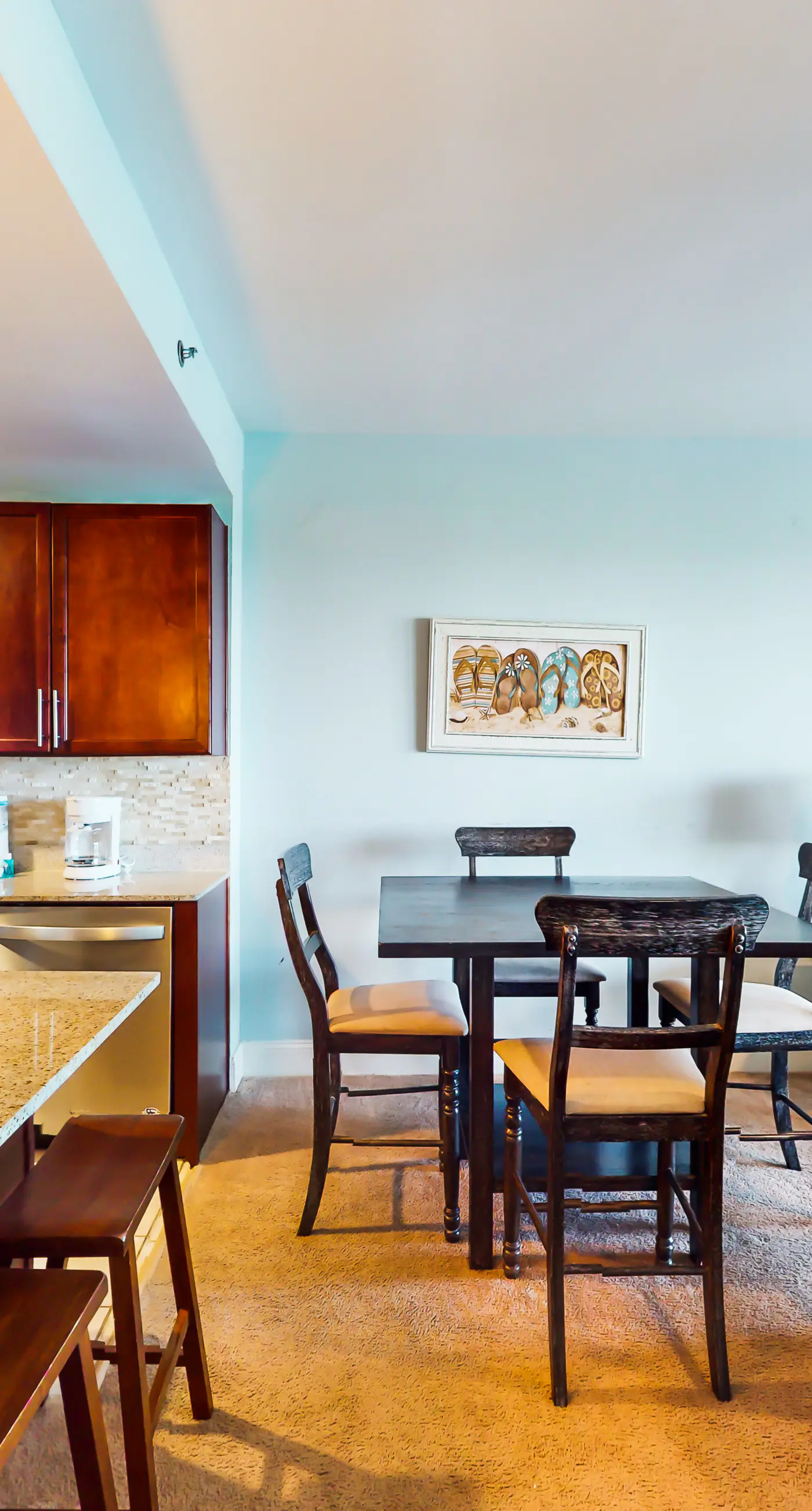 Waterfront condo with access to pools, hot tub, & putting green - balcony and AC