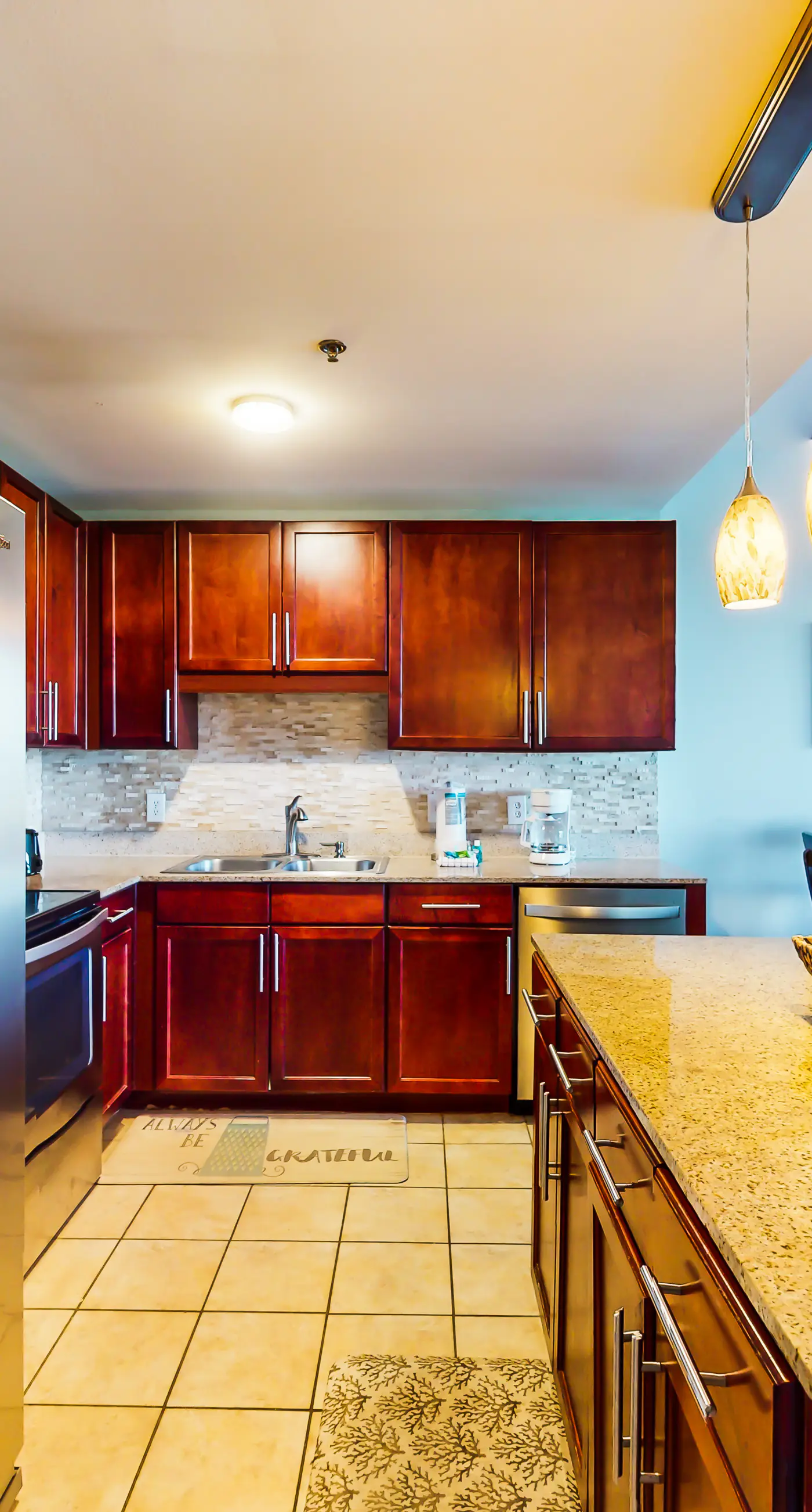 Waterfront condo with access to pools, hot tub, & putting green - balcony and AC