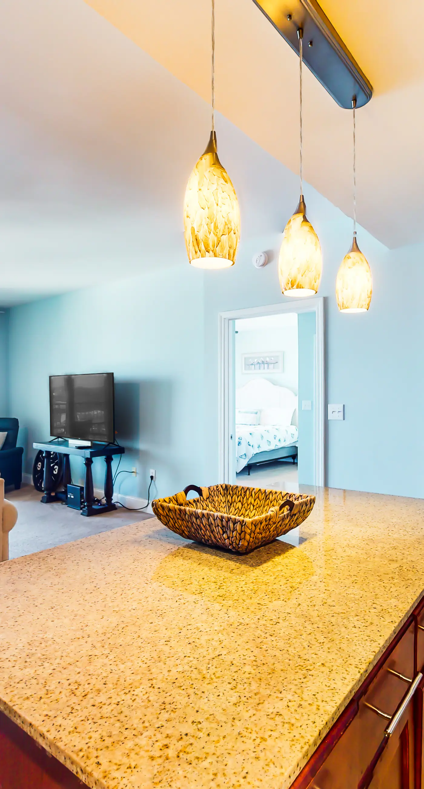 Waterfront condo with access to pools, hot tub, & putting green - balcony and AC