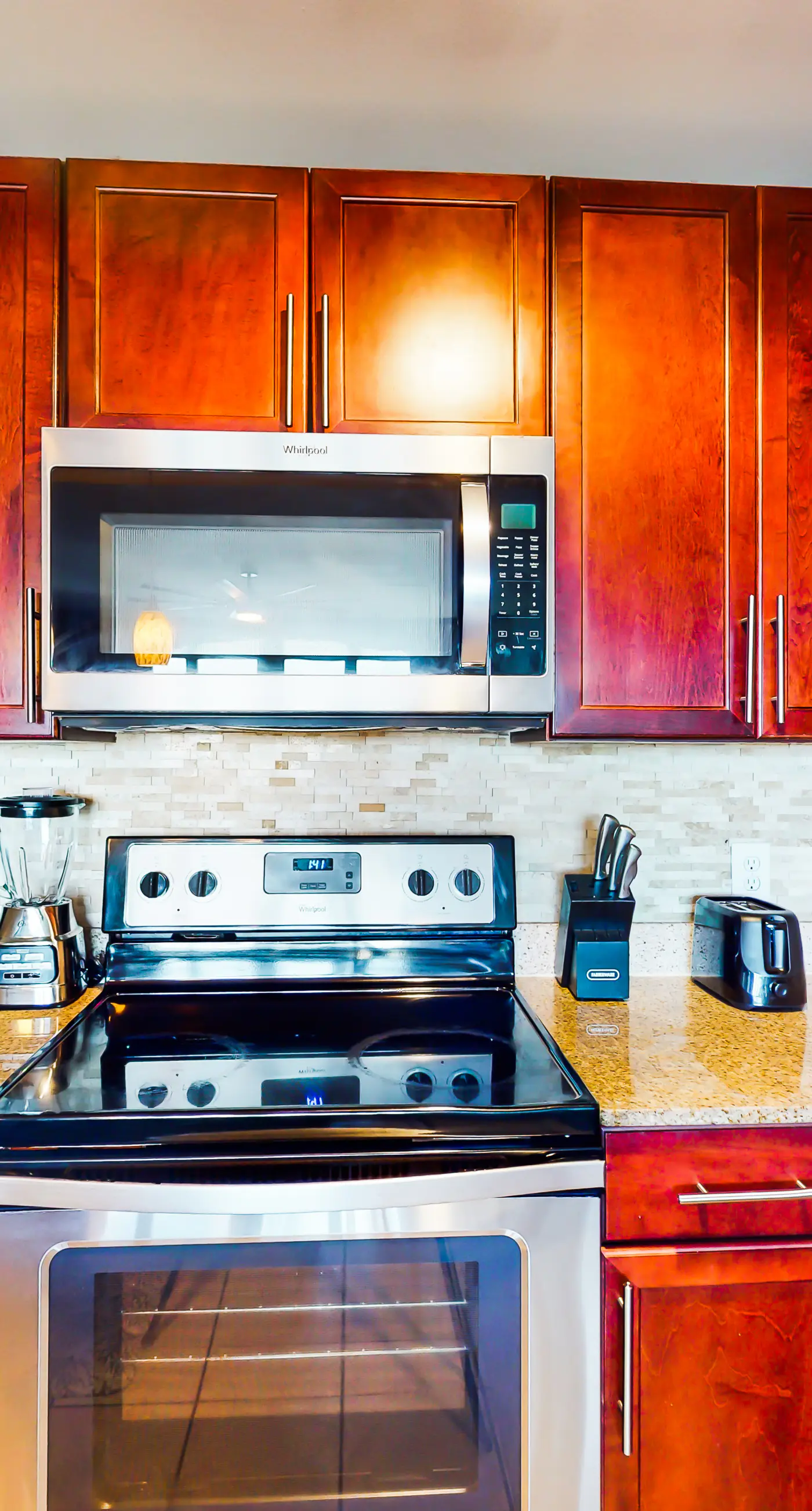 Waterfront condo with access to pools, hot tub, & putting green - balcony and AC