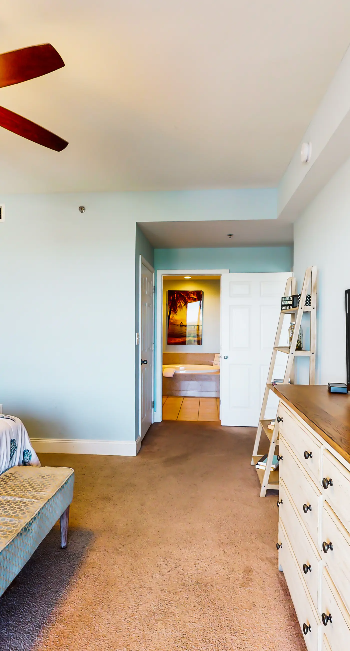 Waterfront condo with access to pools, hot tub, & putting green - balcony and AC