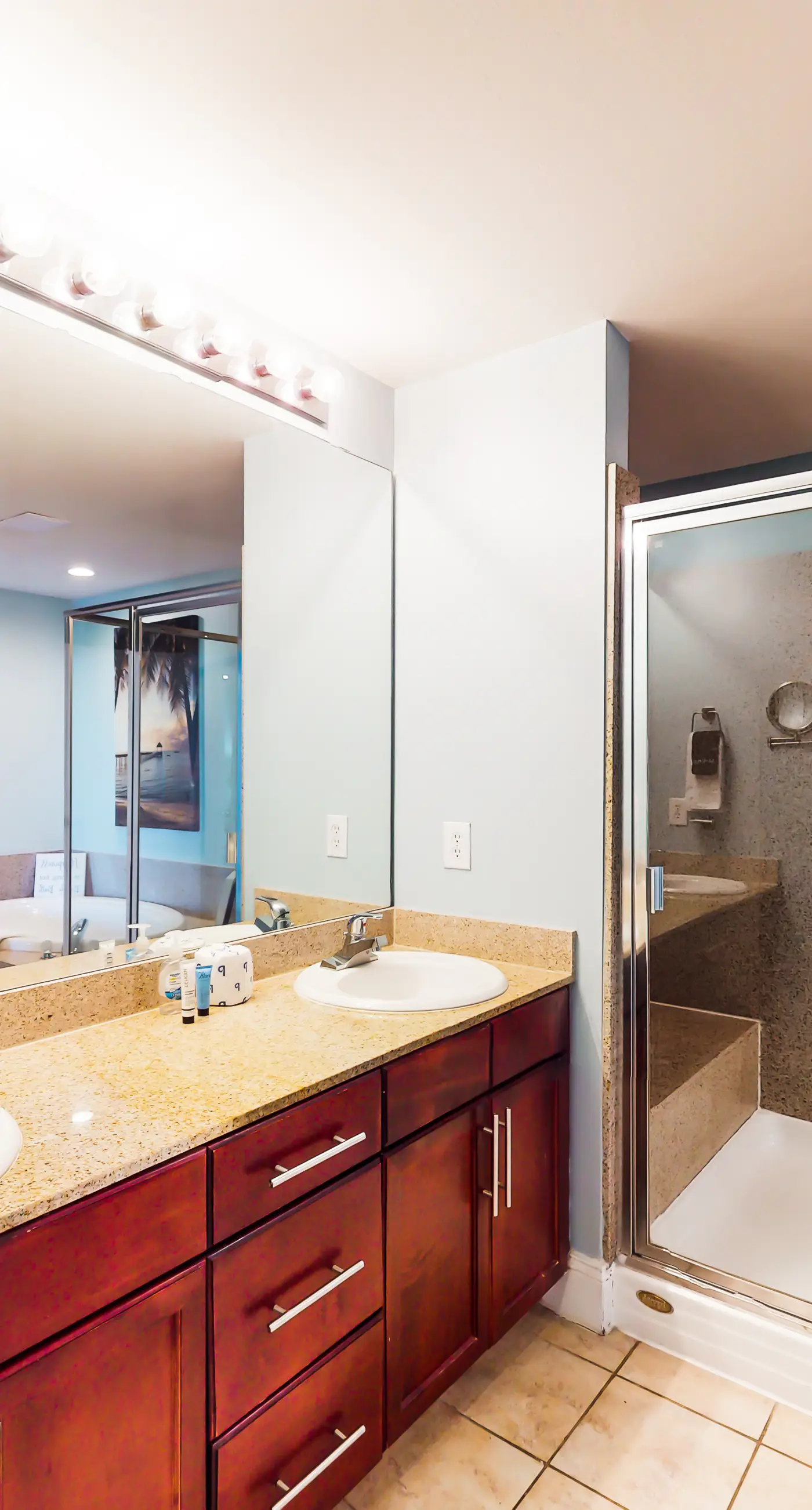 Waterfront condo with access to pools, hot tub, & putting green - balcony and AC