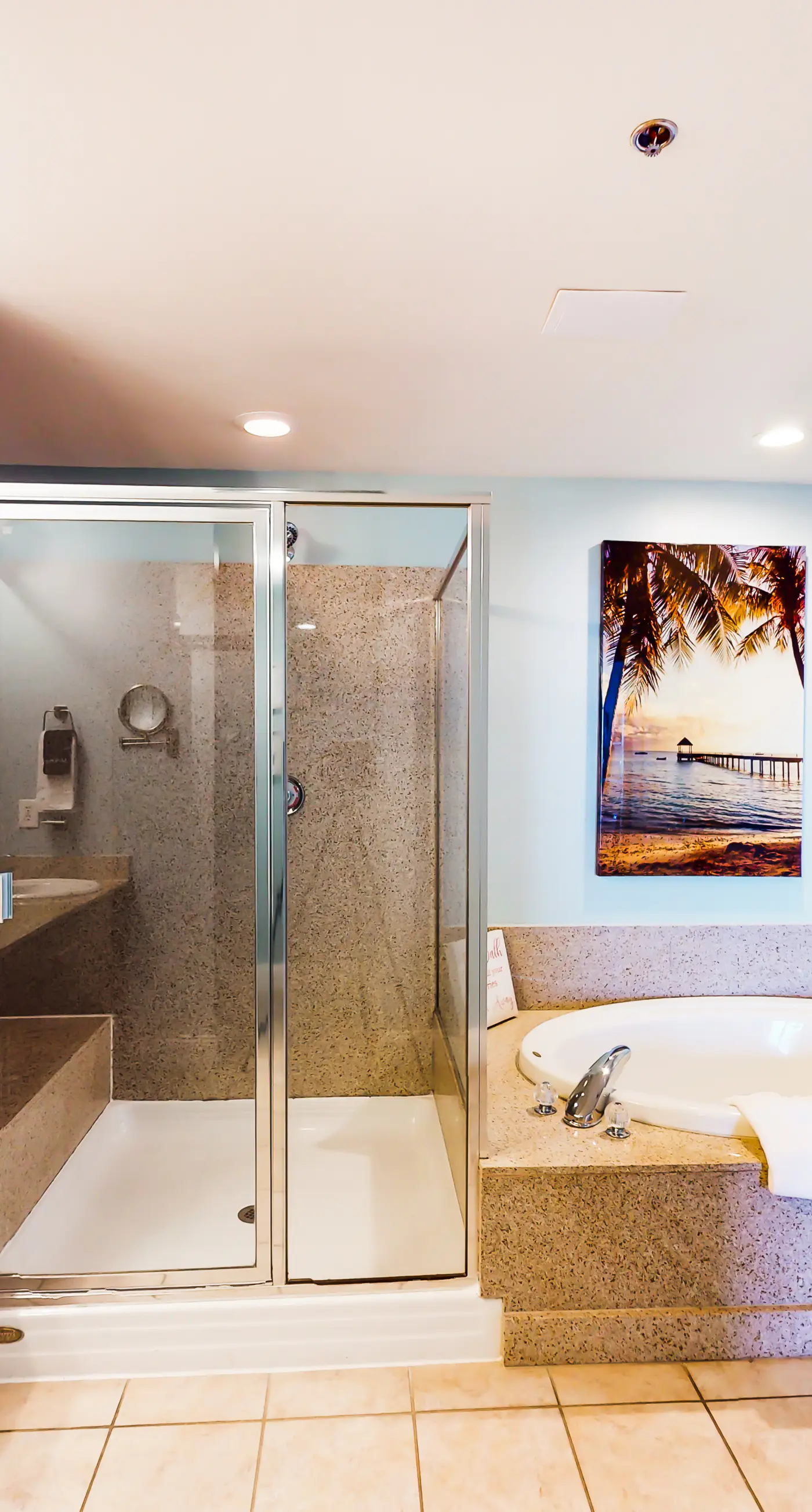Waterfront condo with access to pools, hot tub, & putting green - balcony and AC