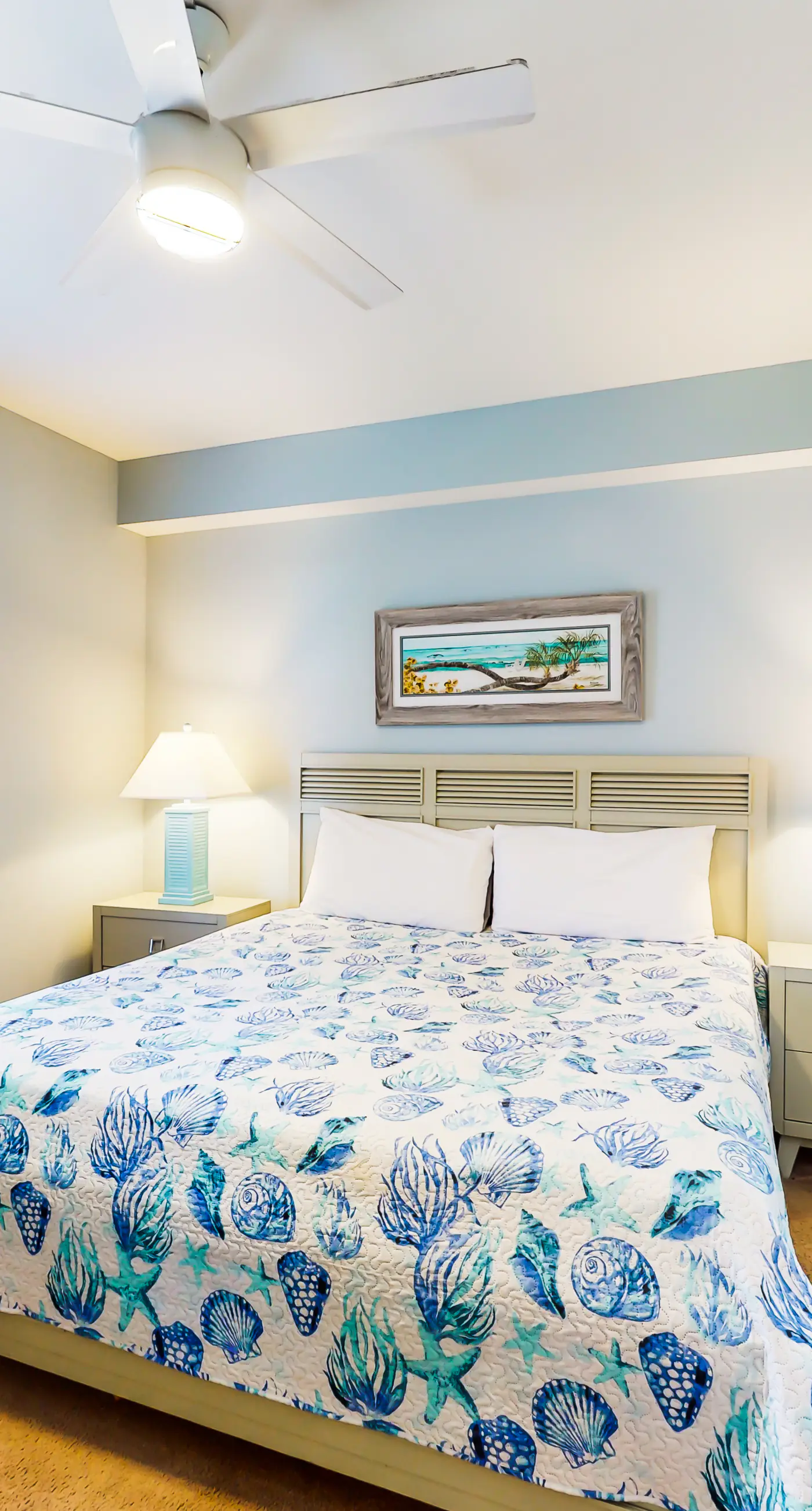 Waterfront condo with access to pools, hot tub, & putting green - balcony and AC