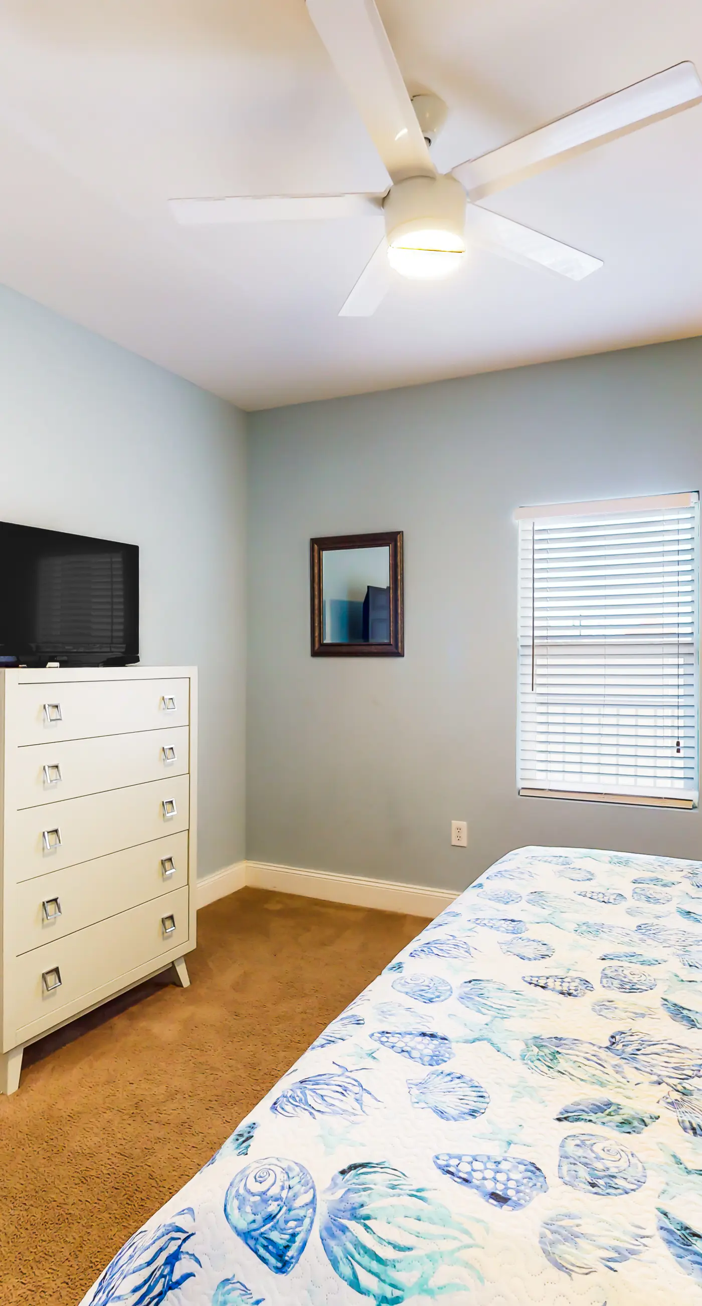 Waterfront condo with access to pools, hot tub, & putting green - balcony and AC