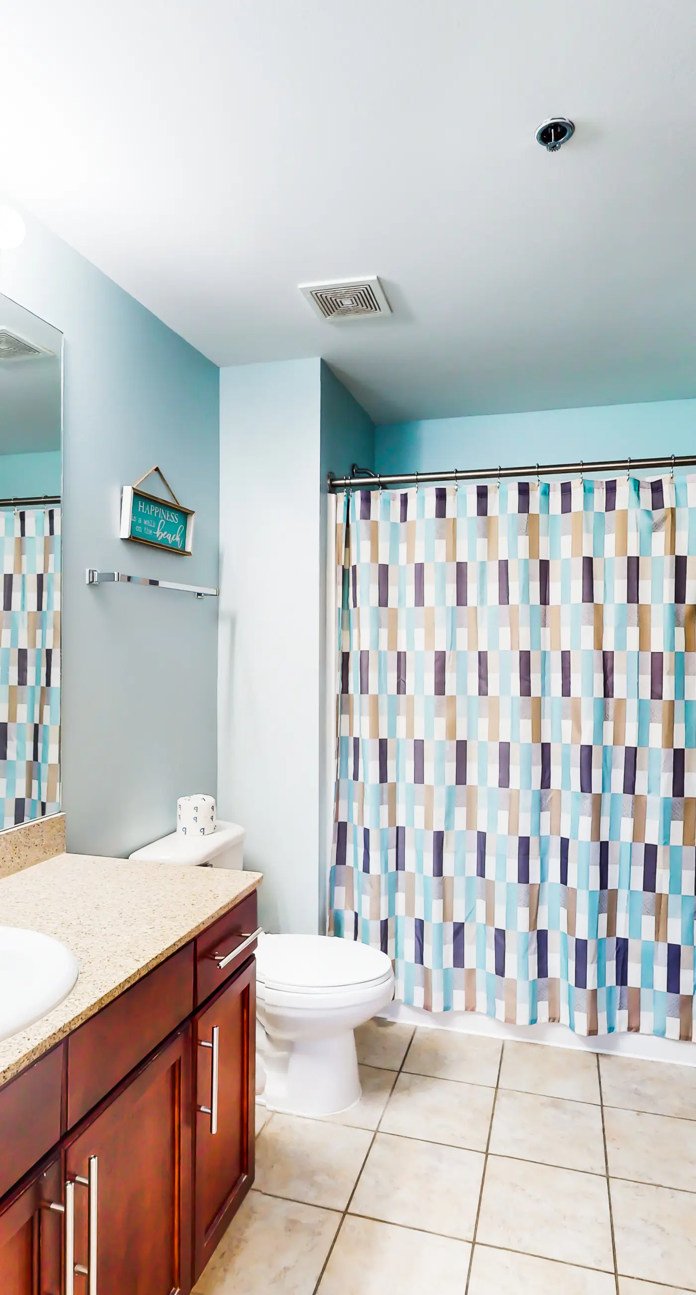 Waterfront condo with access to pools, hot tub, & putting green - balcony and AC