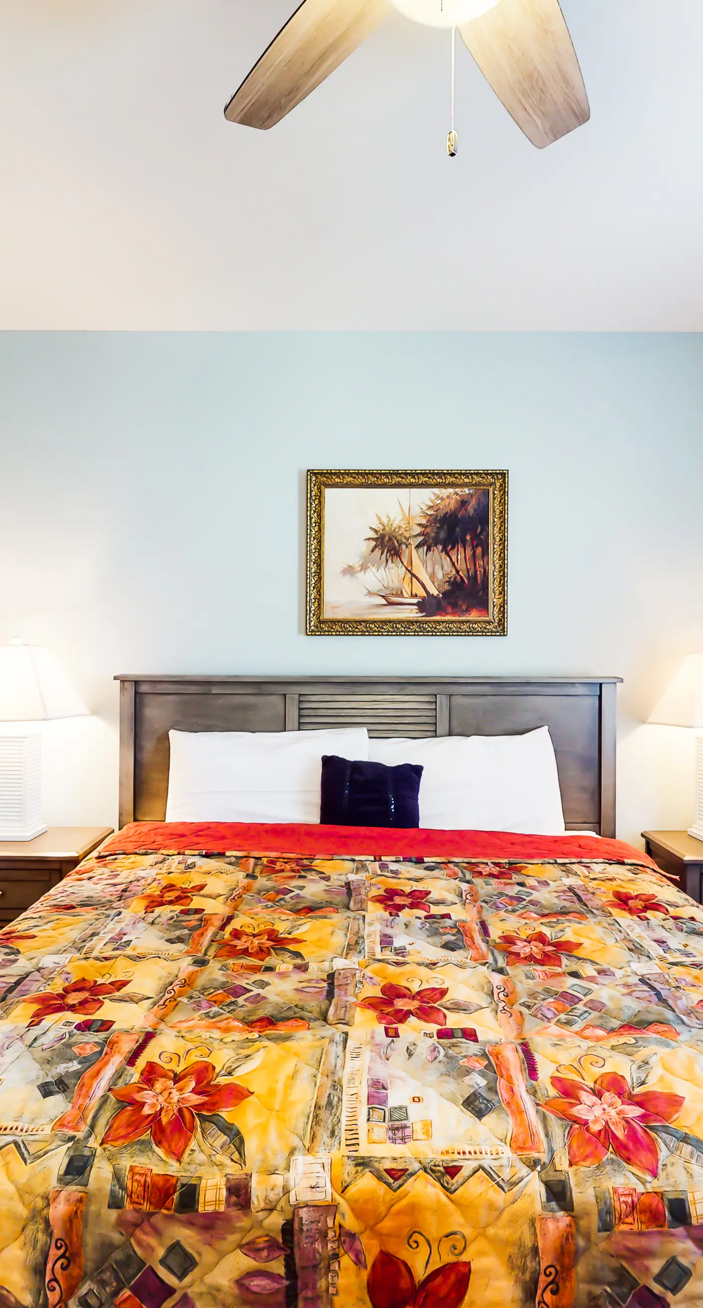 Waterfront condo with access to pools, hot tub, & putting green - balcony and AC