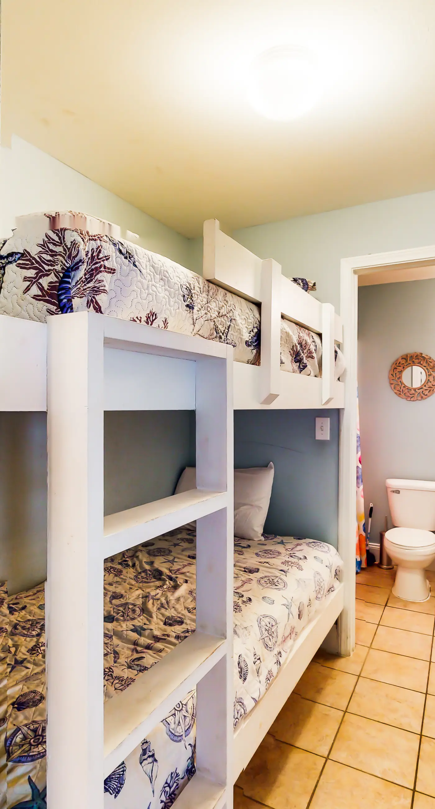 Waterfront condo with access to pools, hot tub, & putting green - balcony and AC