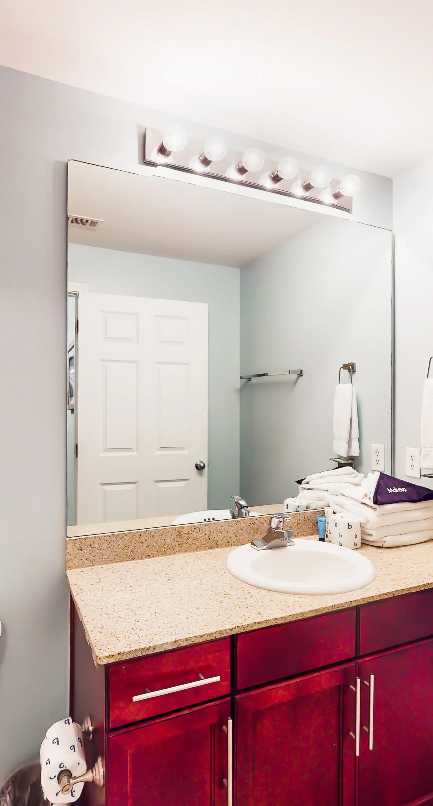 Waterfront condo with access to pools, hot tub, & putting green - balcony and AC