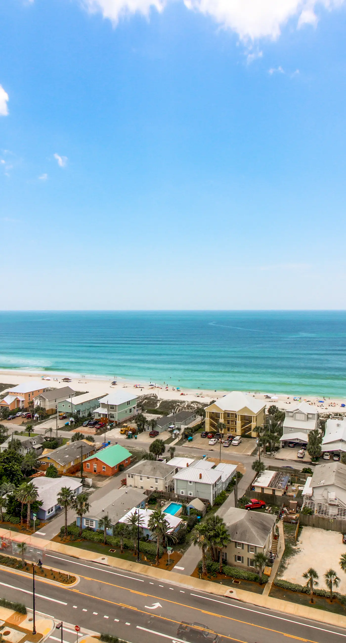 Waterfront condo with access to pools, hot tub, & putting green - balcony and AC