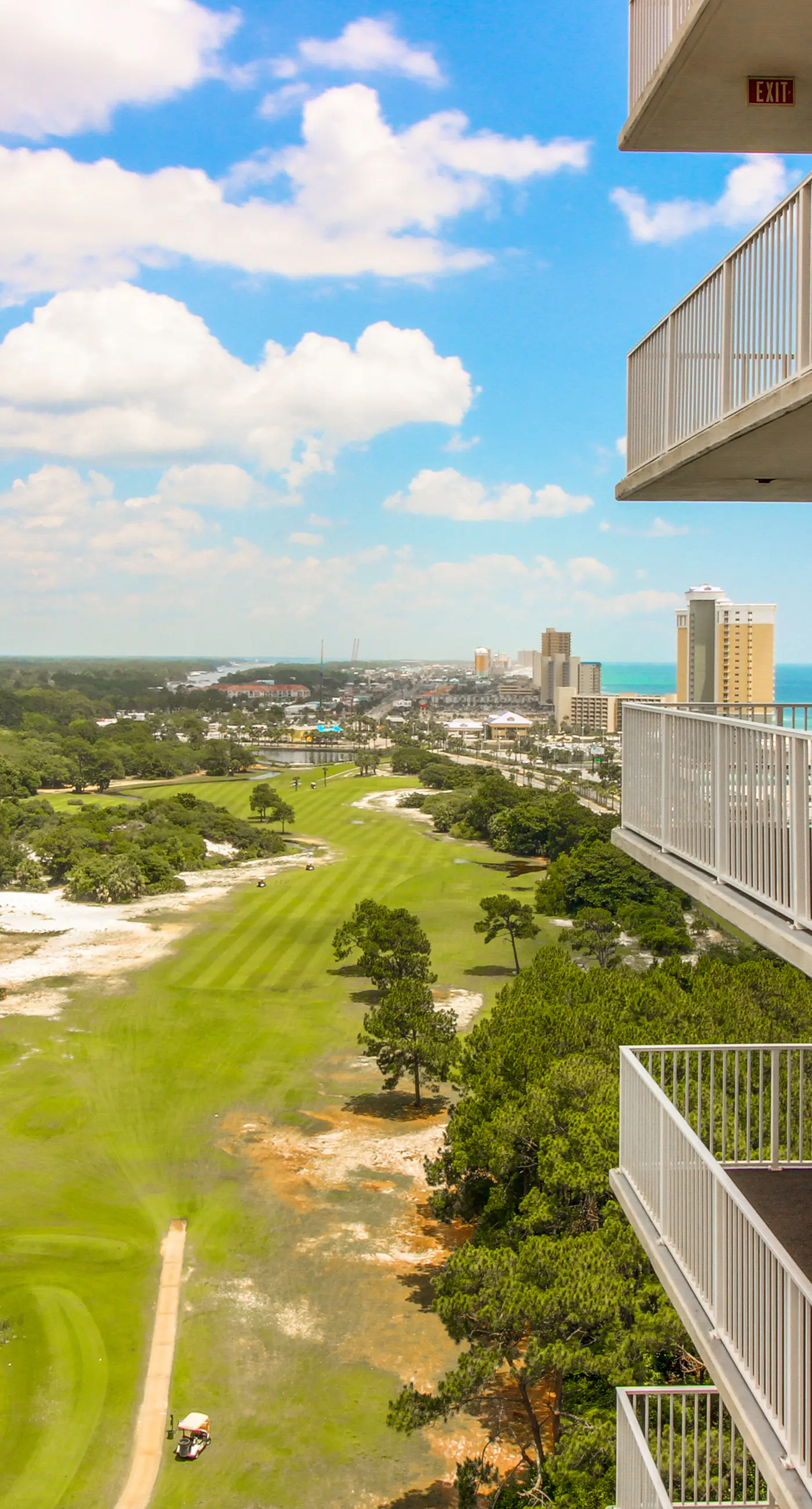 Waterfront condo with access to pools, hot tub, & putting green - balcony and AC