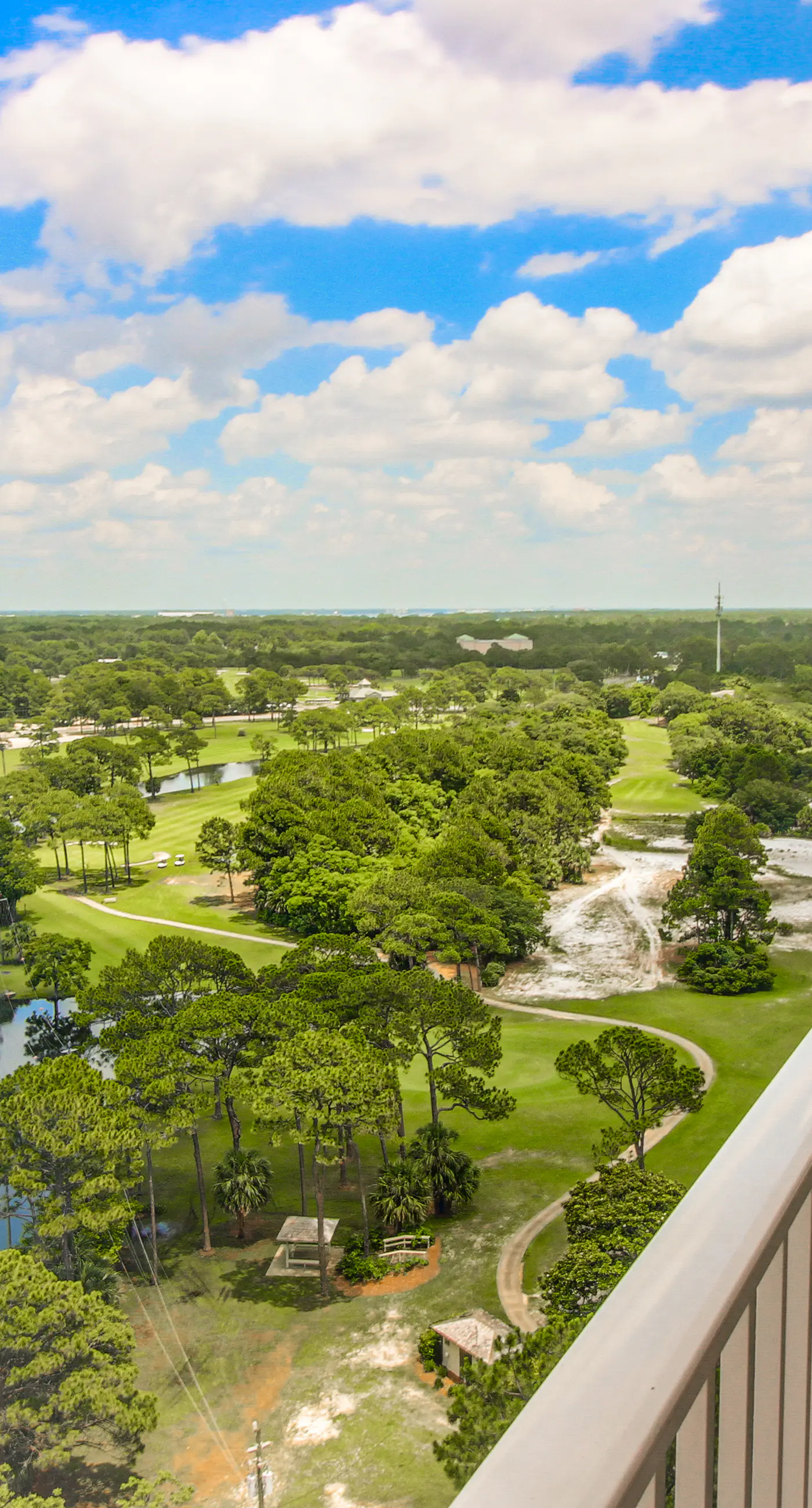 Waterfront condo with access to pools, hot tub, & putting green - balcony and AC