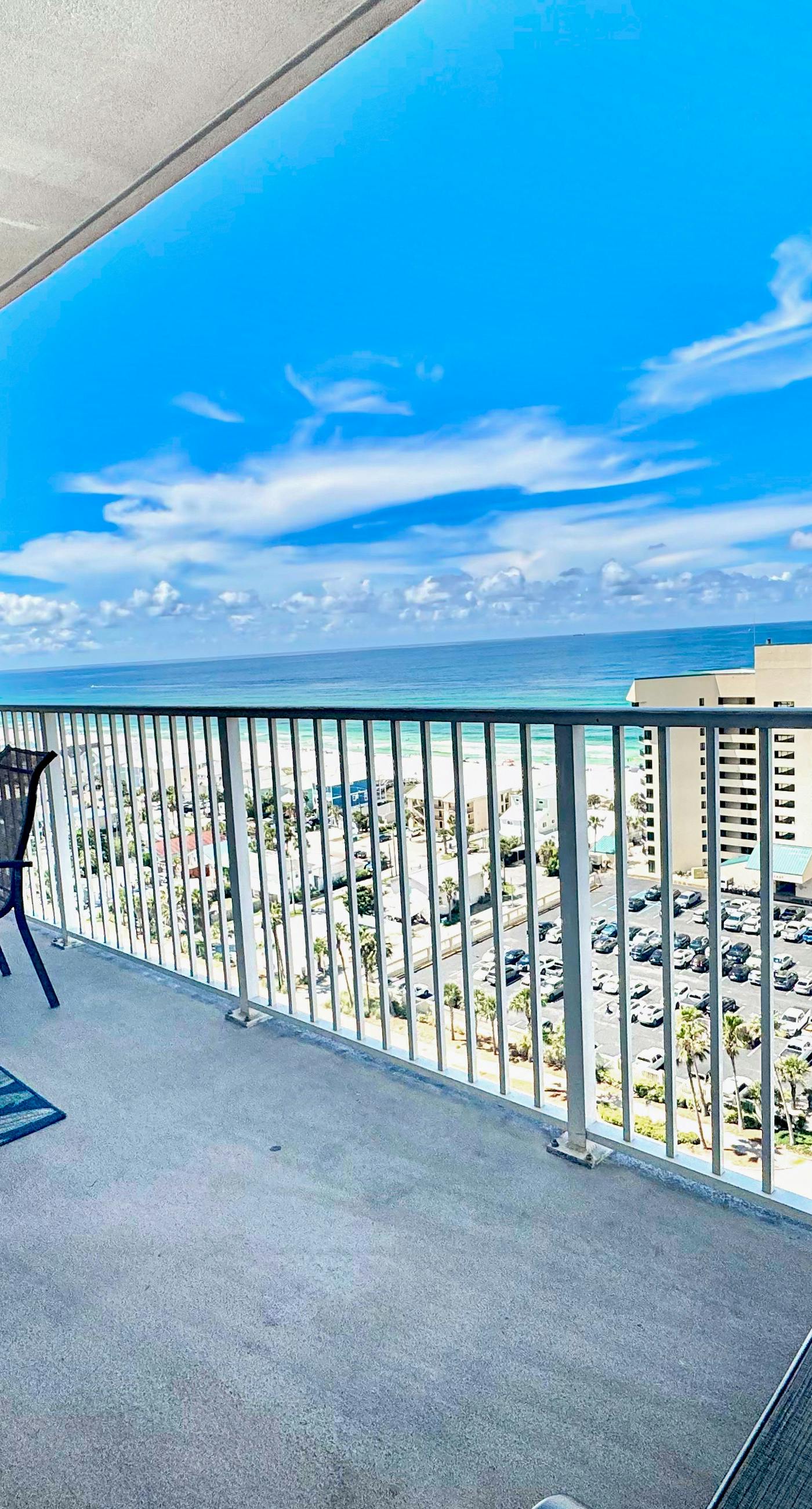 14th-floor condo w/private balcony, water views, outdoor pool, hot tub, gym