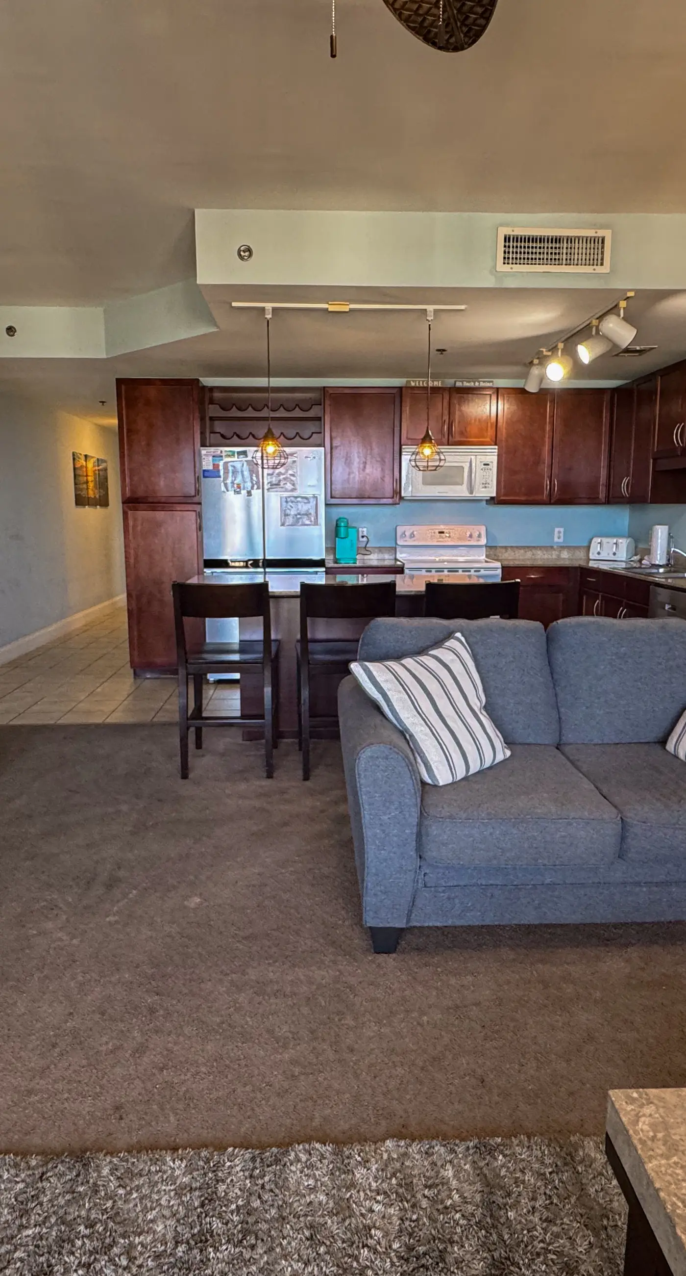 14th-floor condo w/private balcony, water views, outdoor pool, hot tub, gym