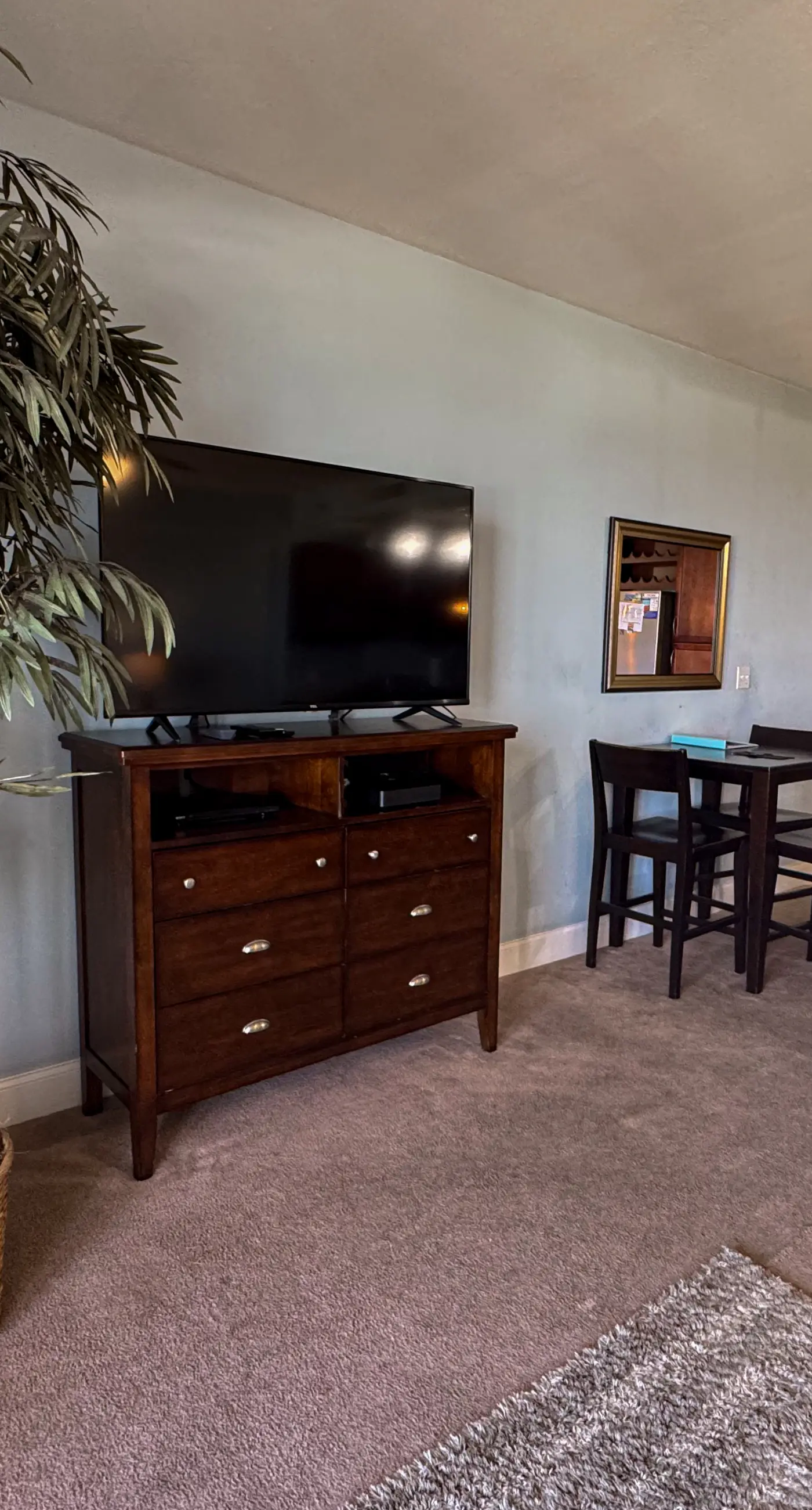 14th-floor condo w/private balcony, water views, outdoor pool, hot tub, gym